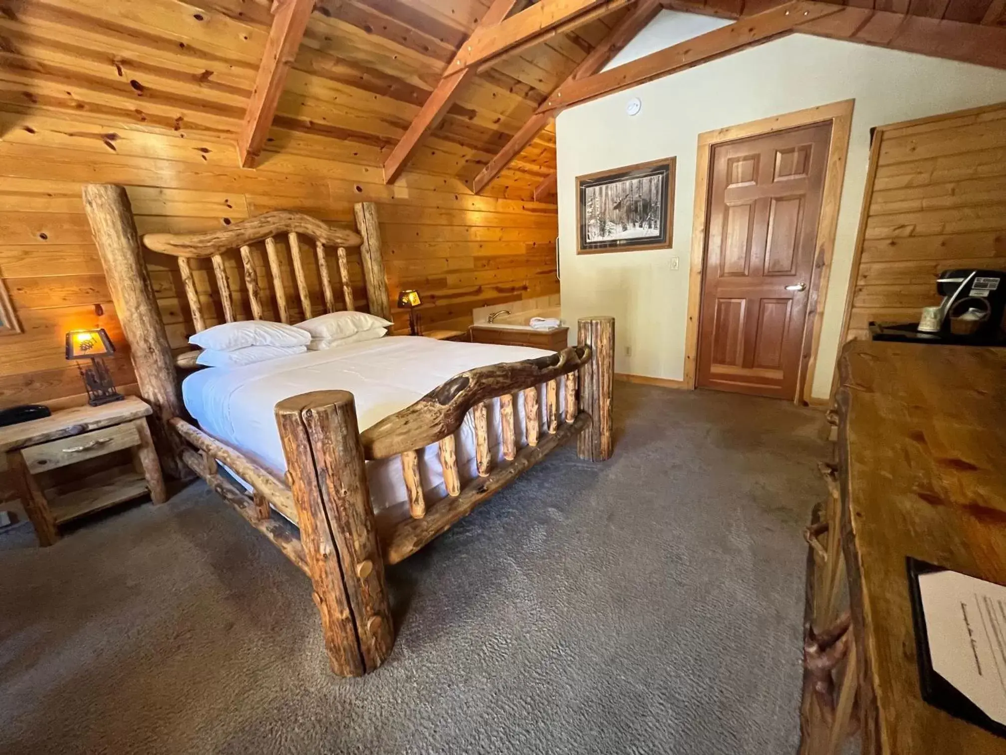 Bed in Alaskan Inn and Spa