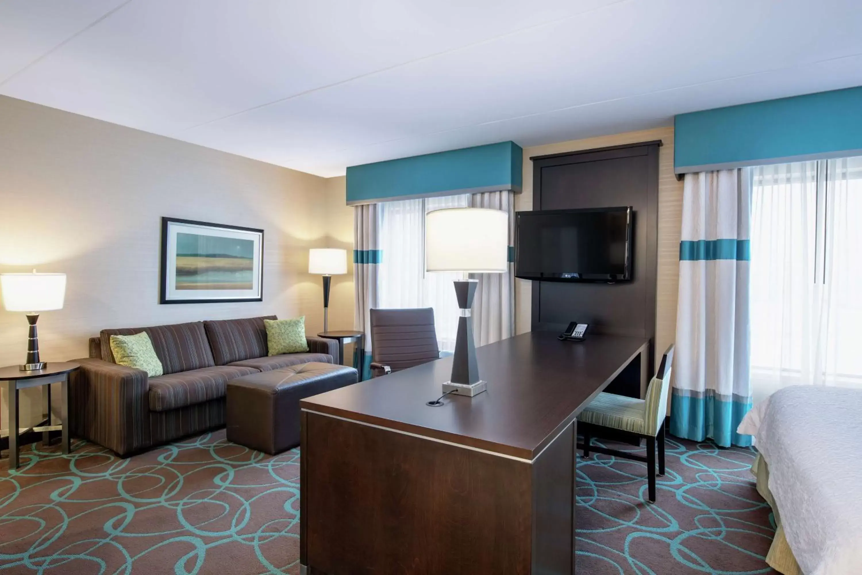 Bedroom, Seating Area in Hampton Inn by Hilton Winnipeg