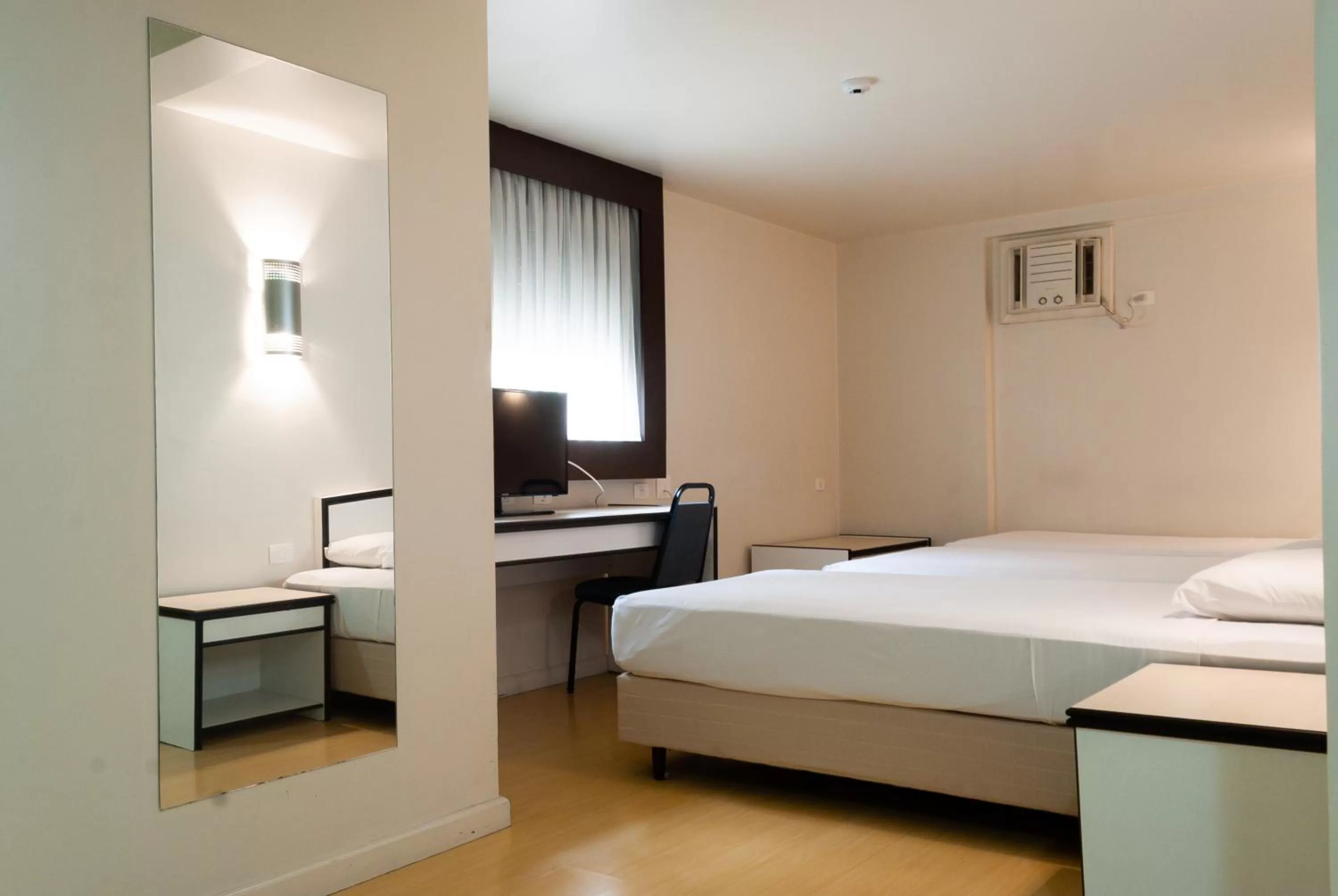 Bedroom, Bed in Master Curitiba Hotel - 1,6 km do Estádio Couto Pereira - Show