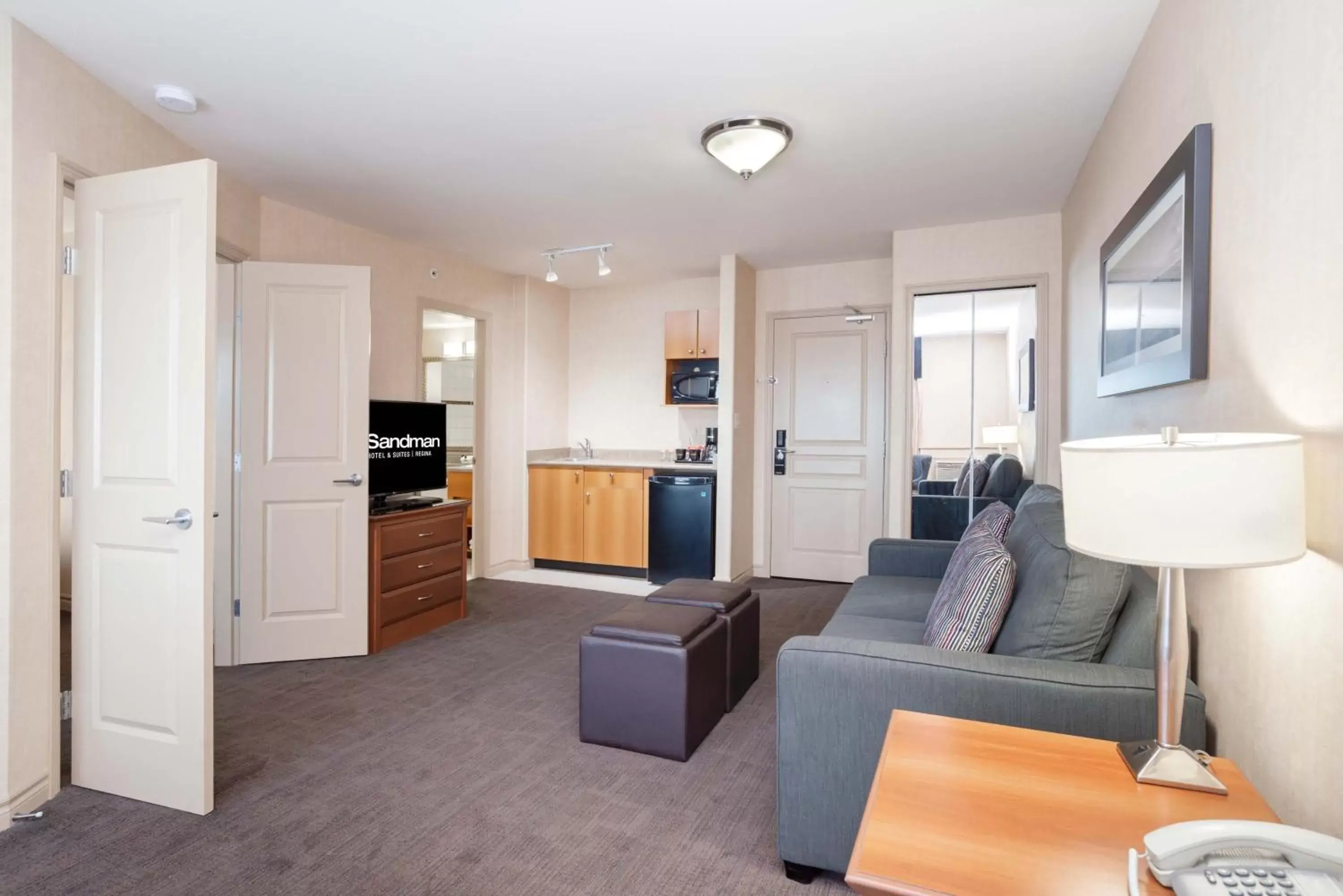 Bedroom, Seating Area in Sandman Hotel & Suites Regina