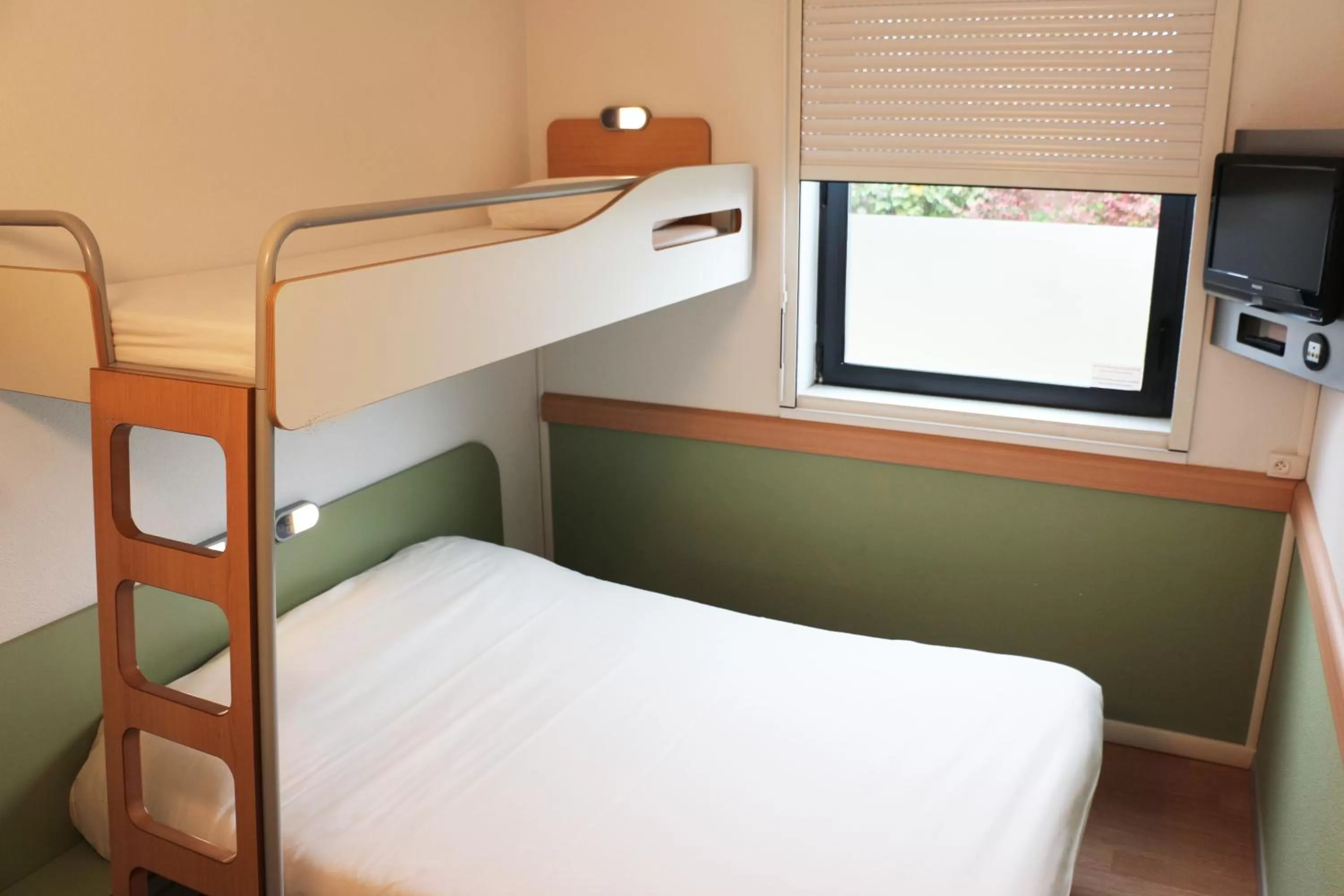 Day, Bed in ibis budget Castelnaudary - A61