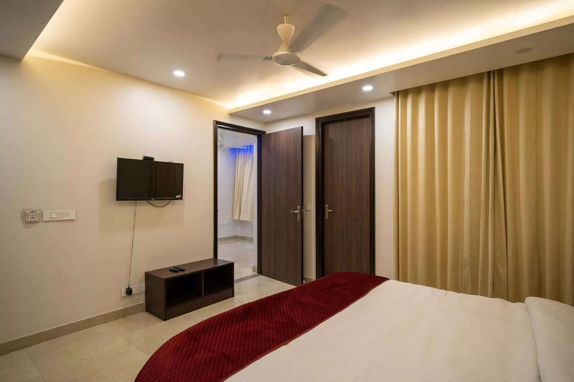 Communal lounge/ TV room, Bed in Sheerha Royal Residency-Near Jaipur Airport