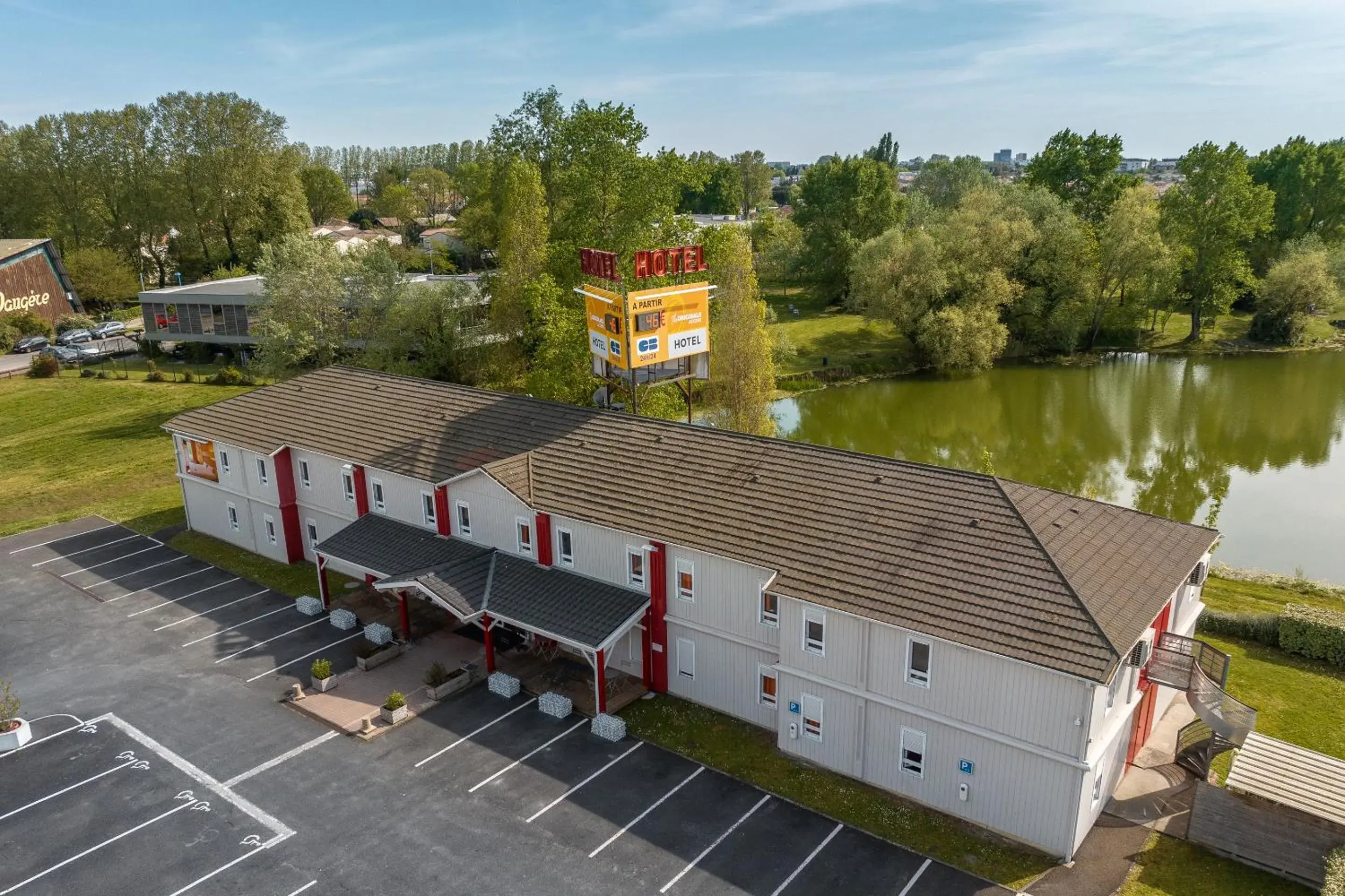 Property building, Bird's-eye View in HOTEL LE BORDEAUX LAC Originals Access - Ex P'tit Dej Hotel