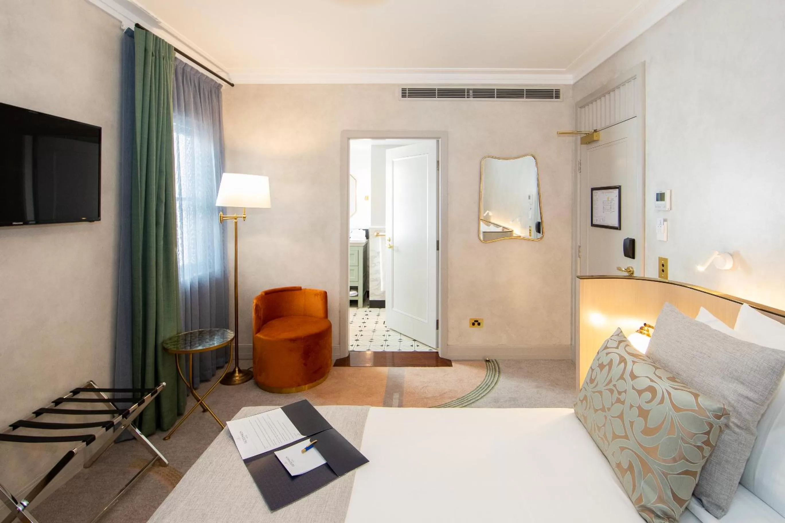 Photo of the whole room, Bed in Tattersalls Hotel