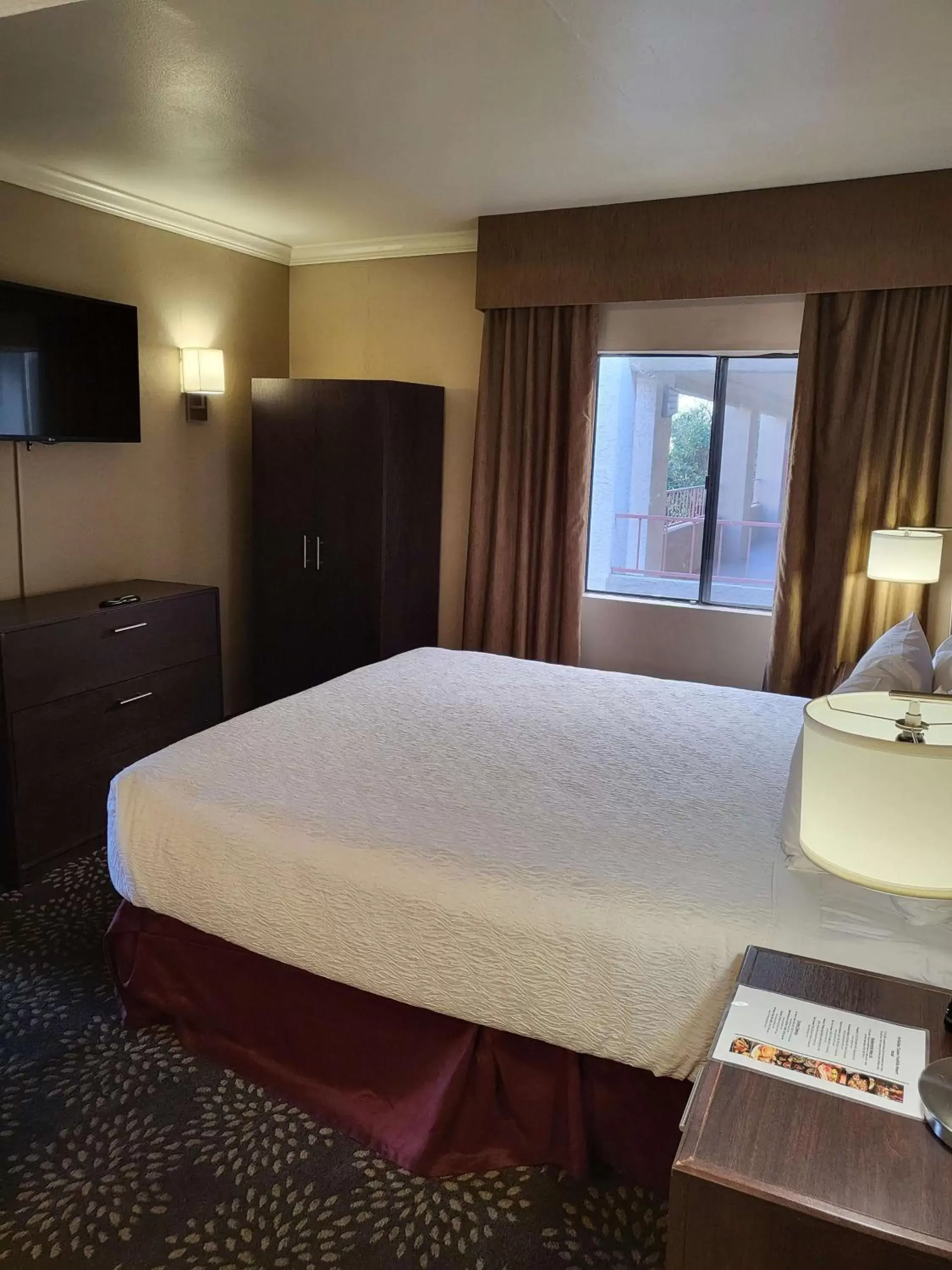 Bedroom, Bed in Best Western InnSuites Tucson Foothills Hotel & Suites