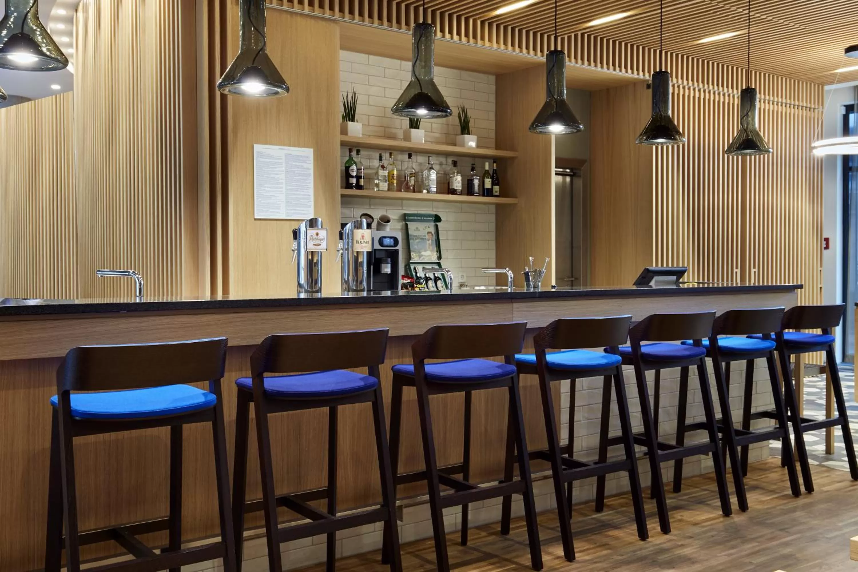 Lounge or bar in Holiday Inn Express - Berlin - Alexanderplatz by IHG