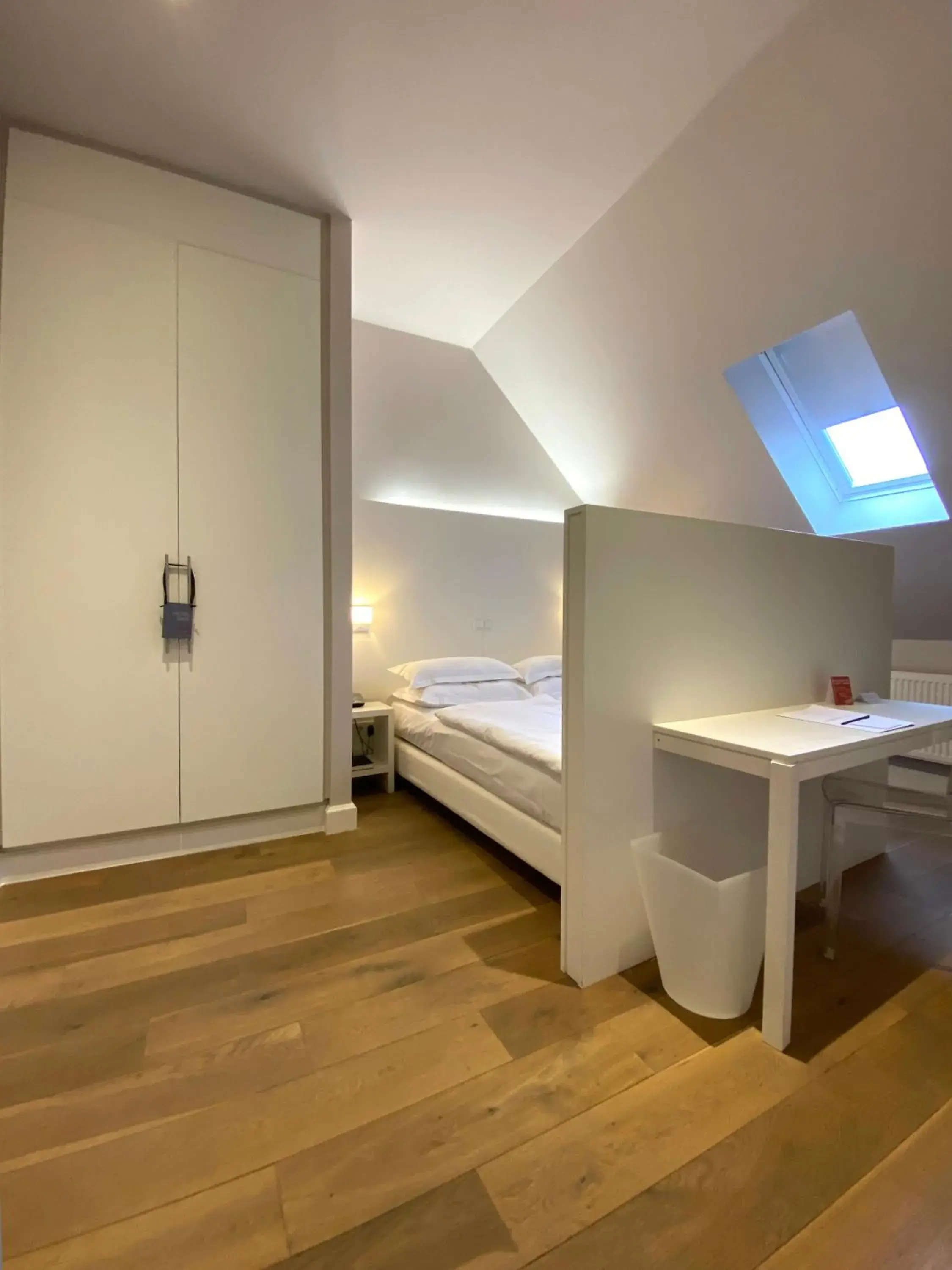 Bedroom, Bed in The New Yorker Hotel Koln-Messe