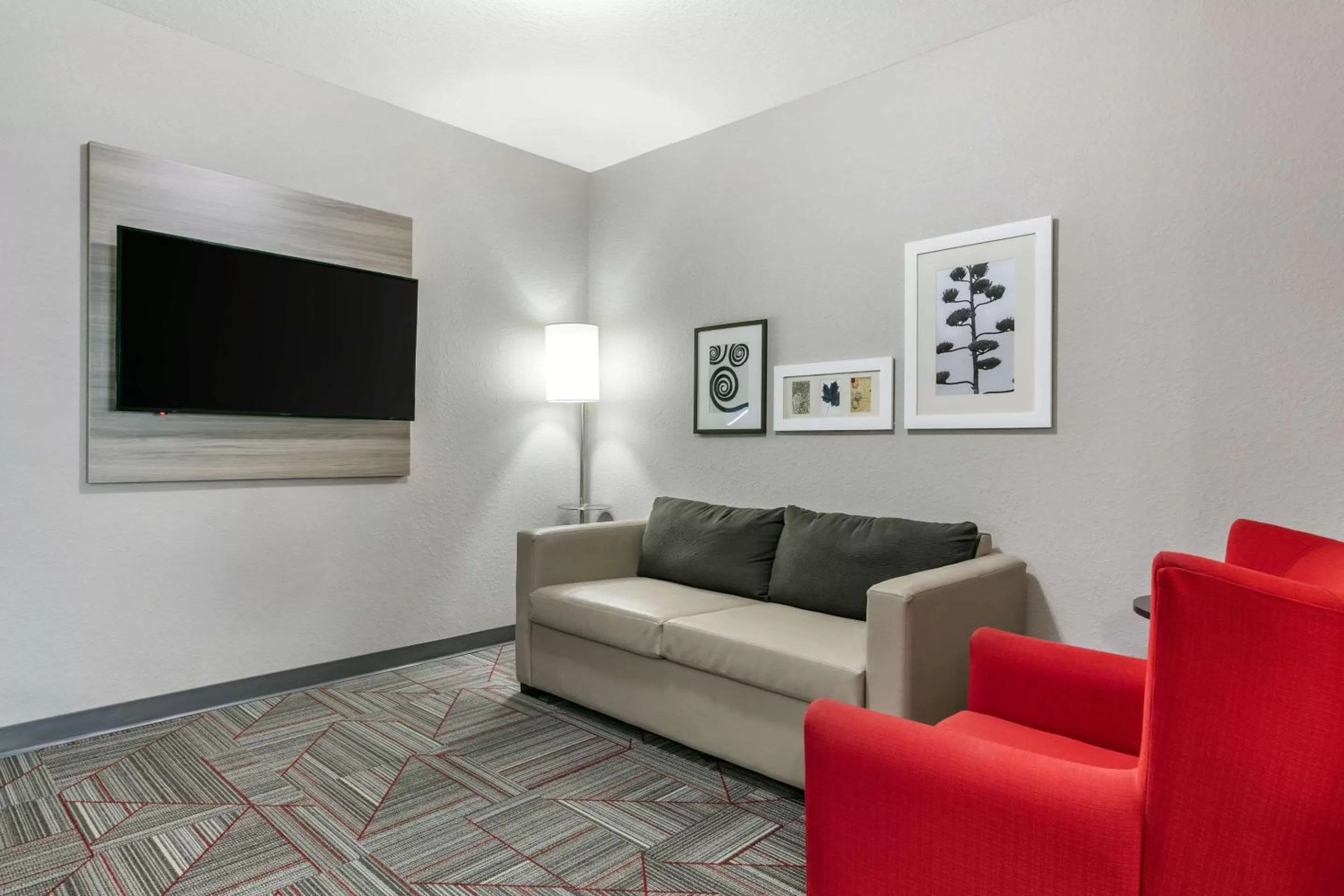 Photo of the whole room in Clarion Pointe Columbus-Bradley Park