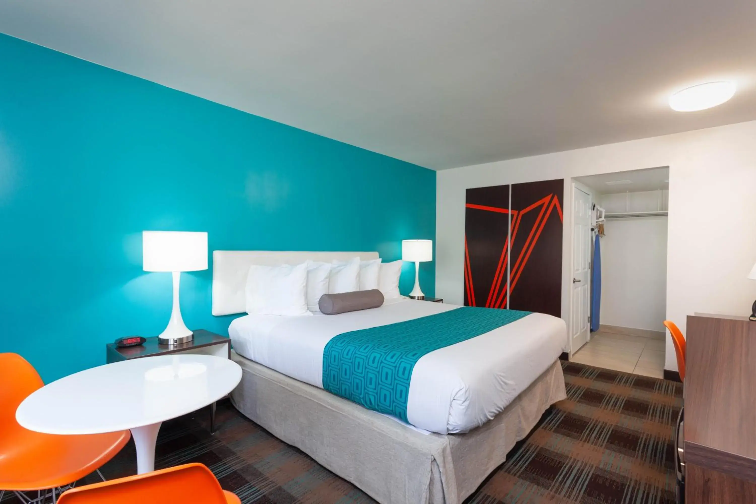 Bedroom, Bed in Howard Johnson by Wyndham San Diego Hotel Circle