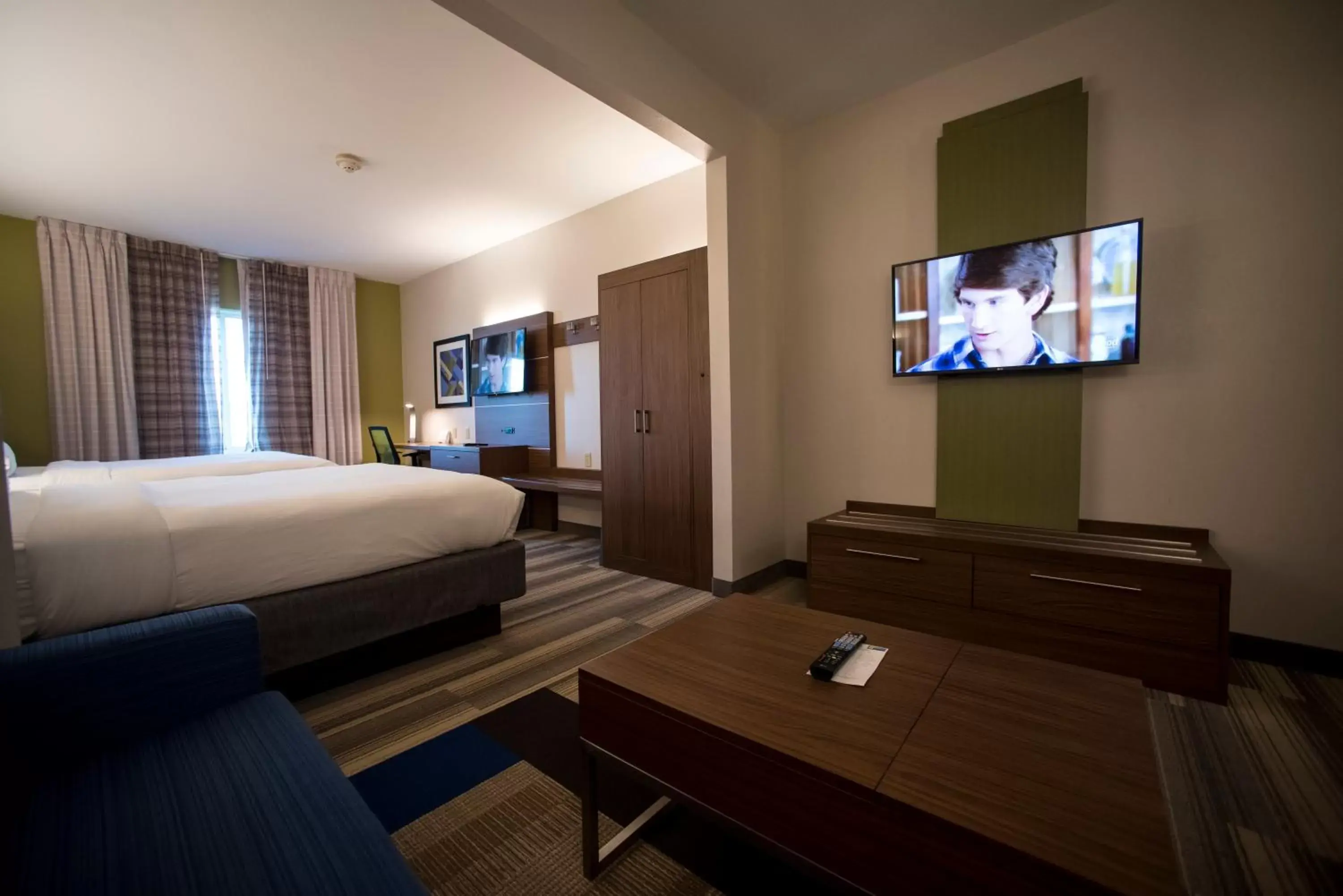 Photo of the whole room, TV/Entertainment Center in Holiday Inn Express Hotel & Suites Lexington-Downtown University, an IHG Hotel