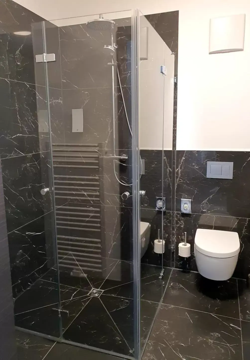 Shower, Bathroom in Outlet Hotel