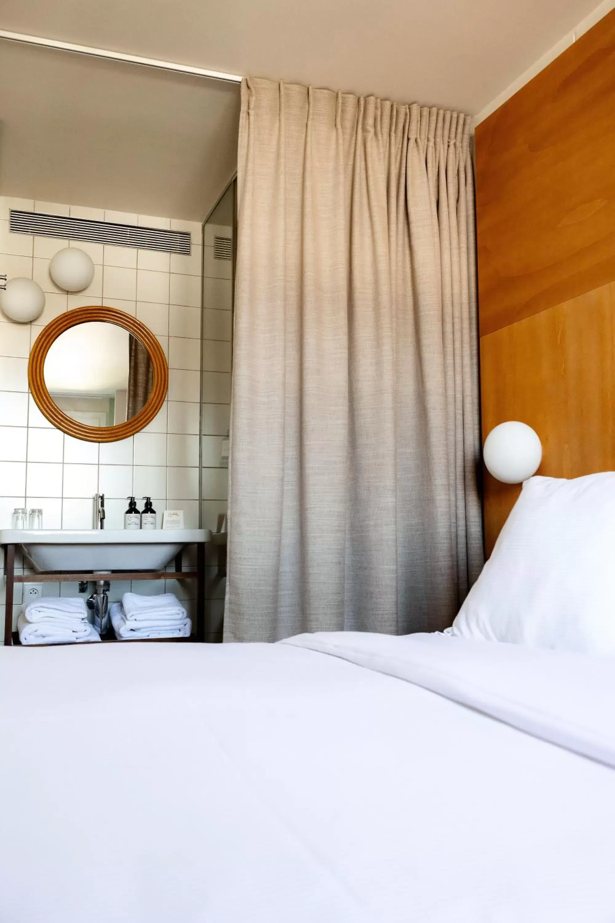Bathroom, Bed in Hôtel Cabane - Orso Hotels