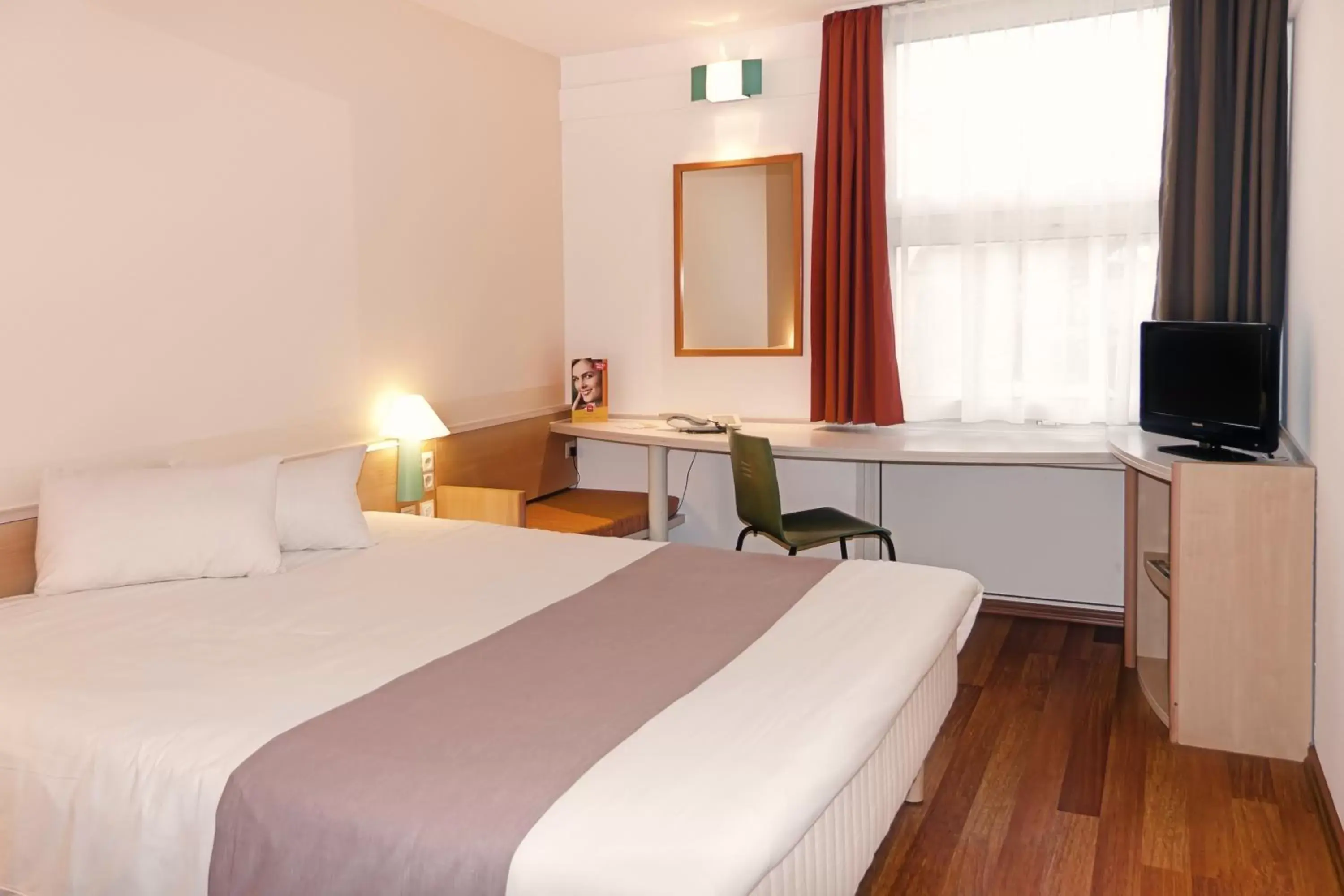 Photo of the whole room, Bed in ibis Bamberg Altstadt