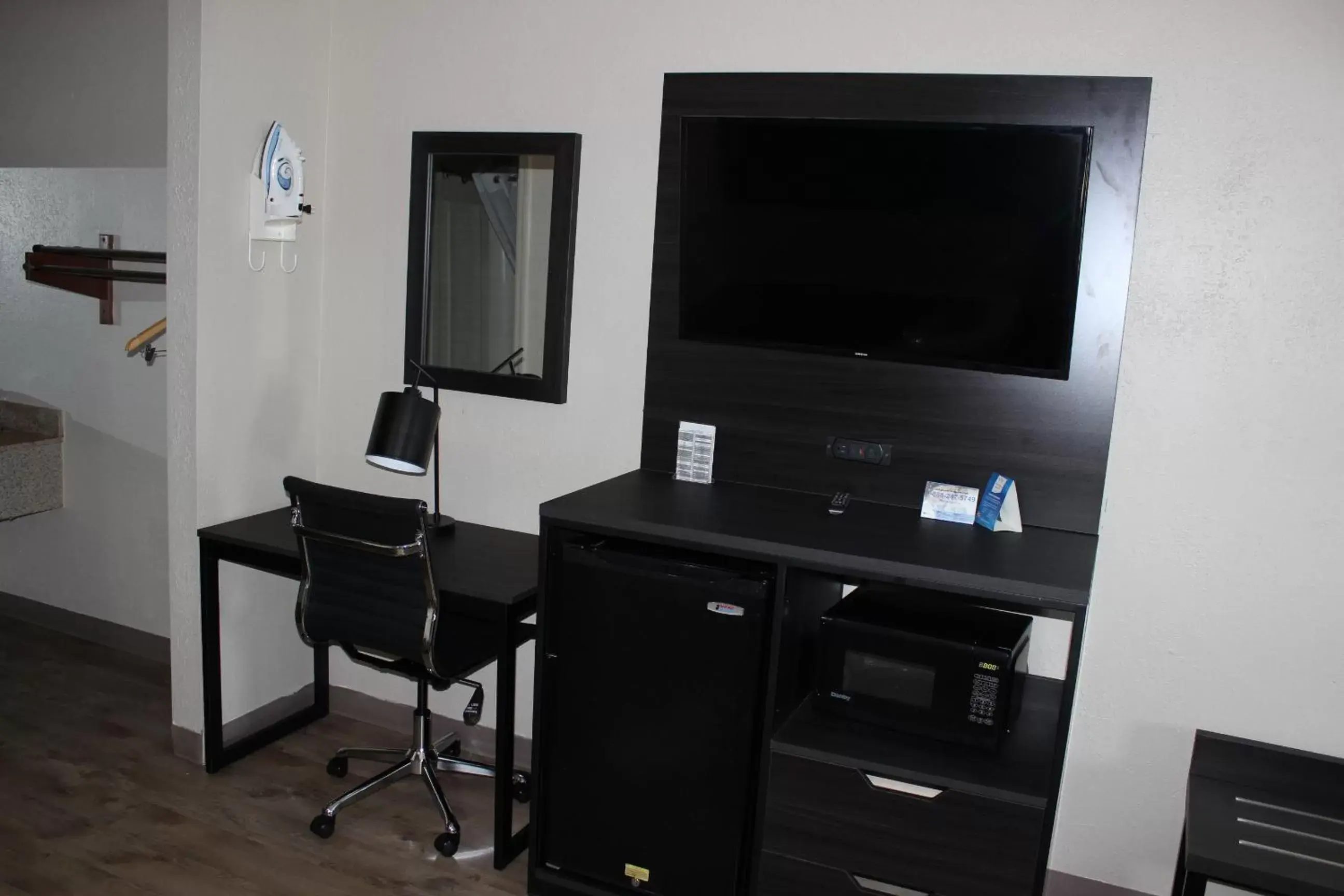 TV/Entertainment Center in Baymont Inn & Suites