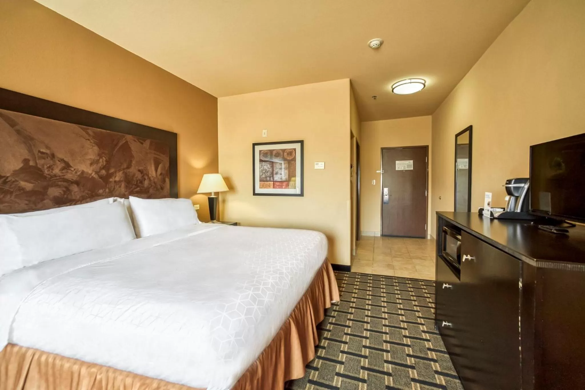 Photo of the whole room, Bed in Holiday Inn Express and Suites Beeville by IHG