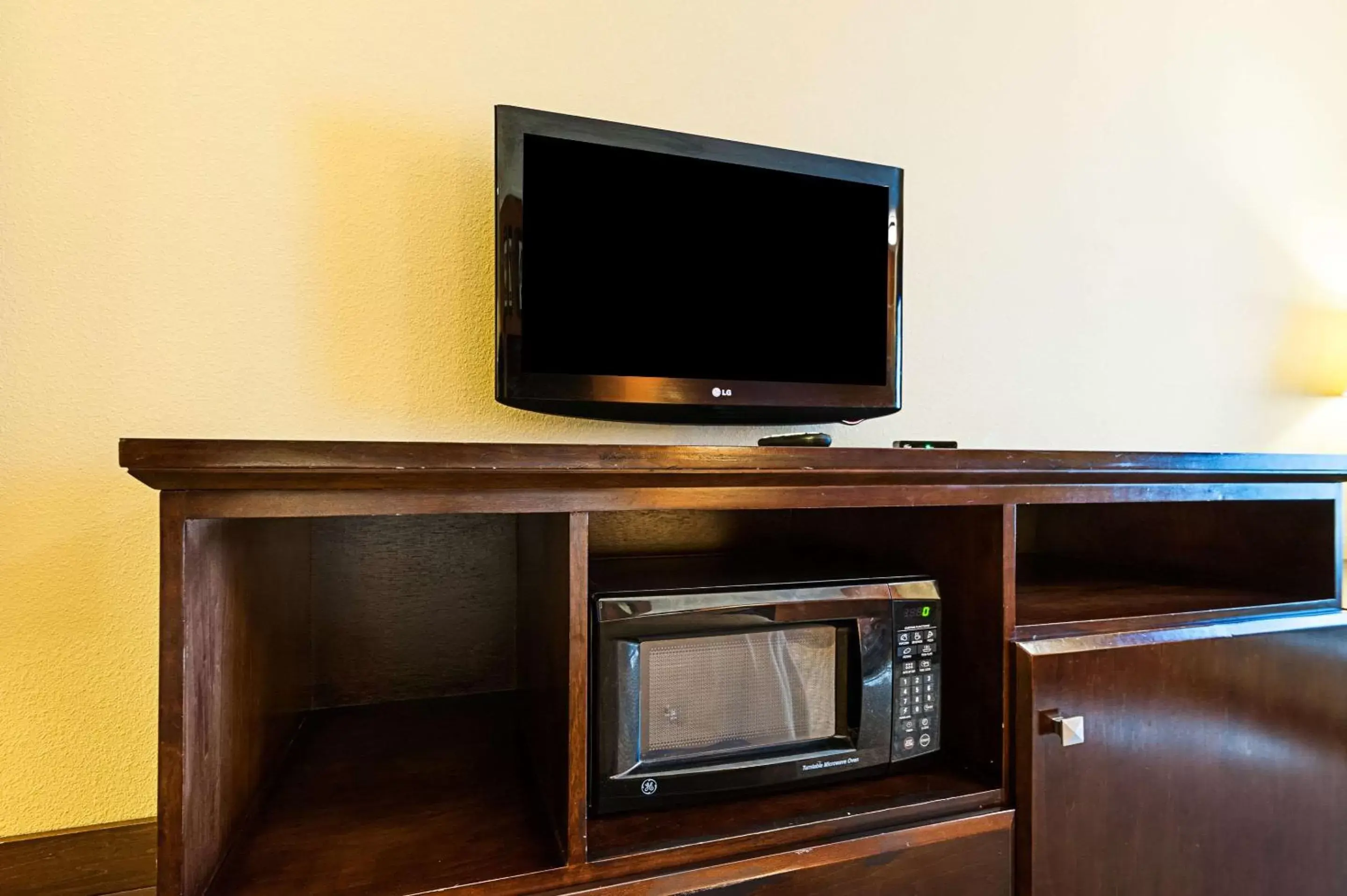Photo of the whole room, TV/Entertainment Center in Quality Inn Opelousas