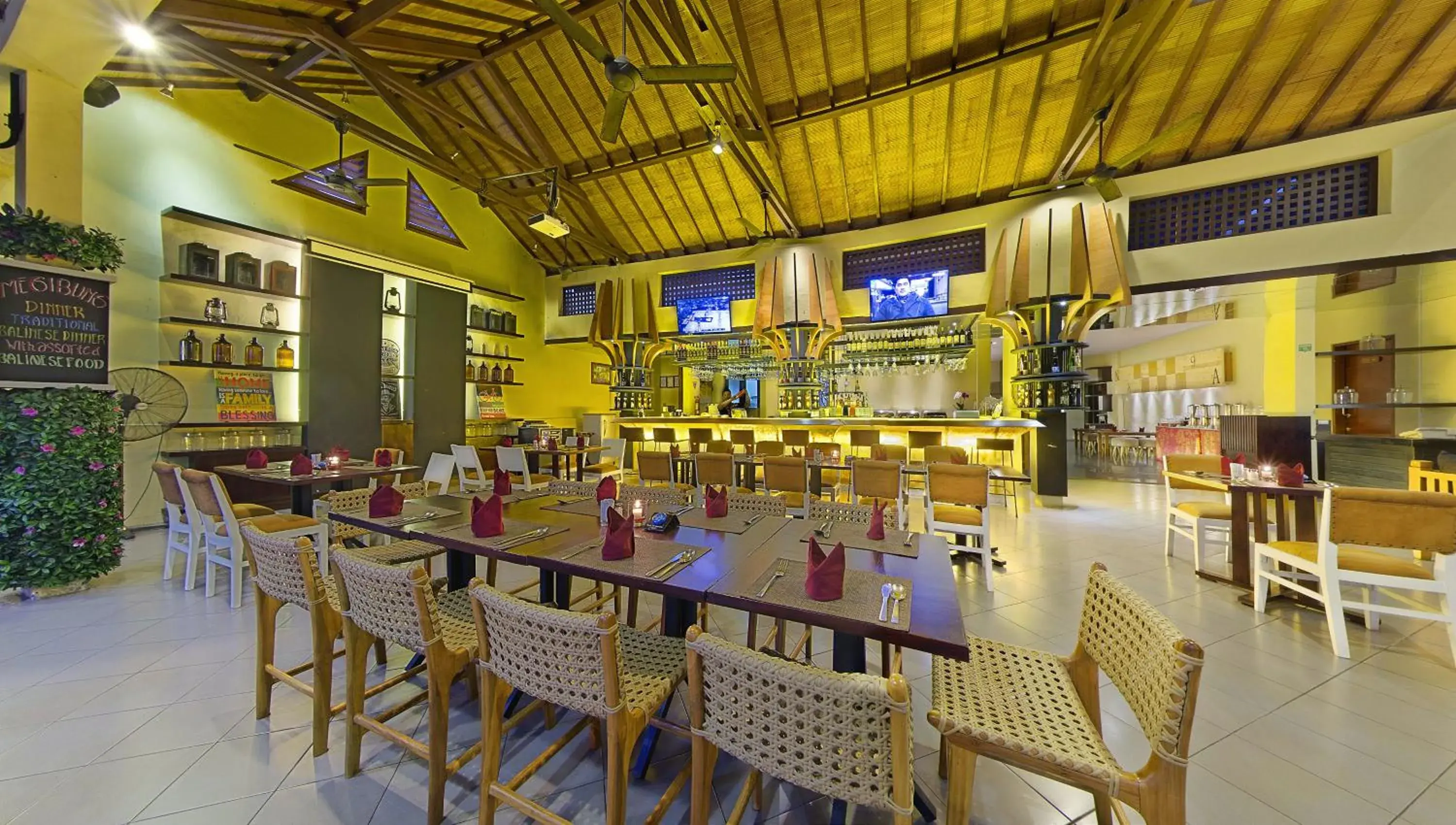 Swimming pool, Restaurant/Places to Eat in Adhi Jaya Hotel