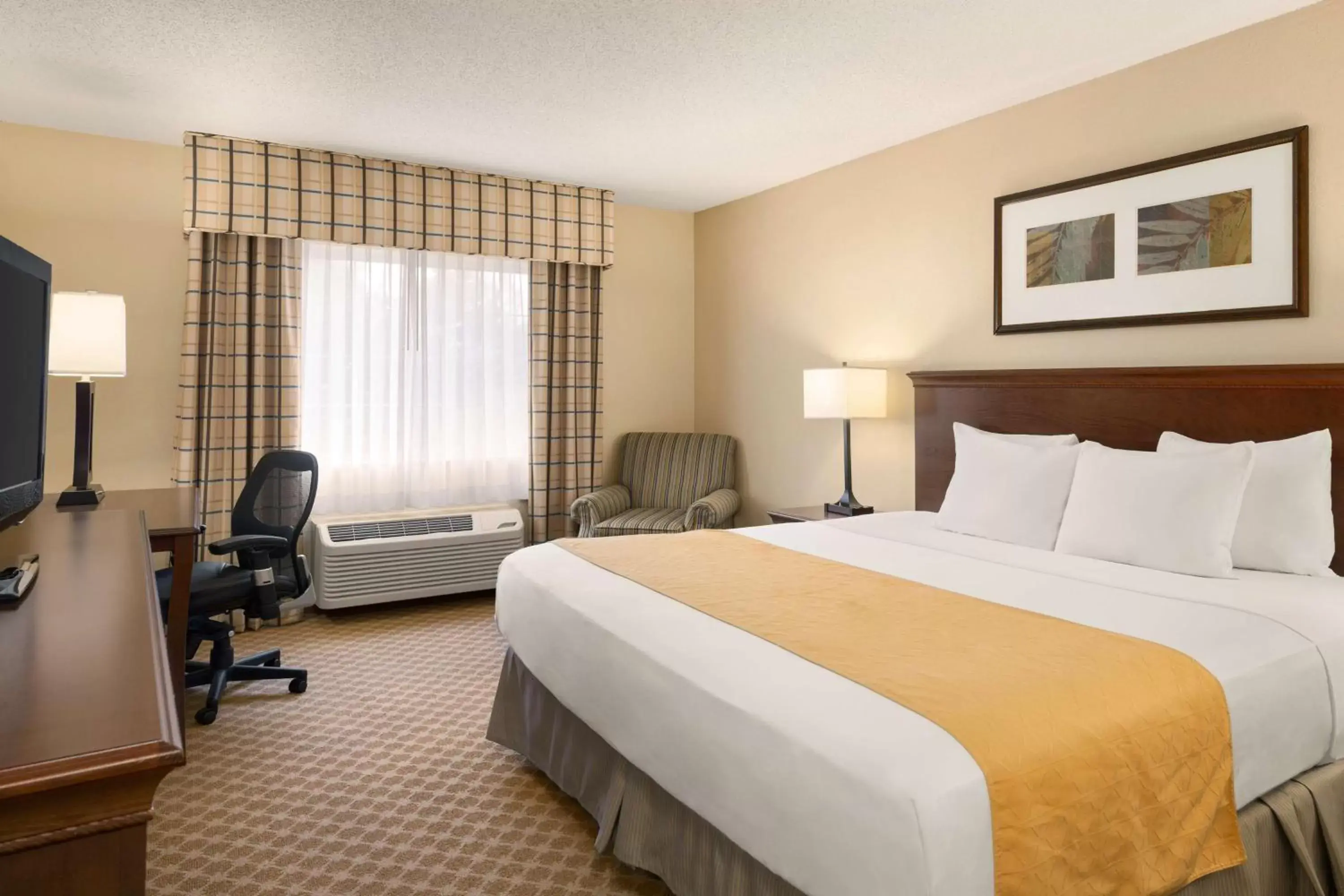 Bed in Country Inn & Suites by Radisson, Owatonna, MN