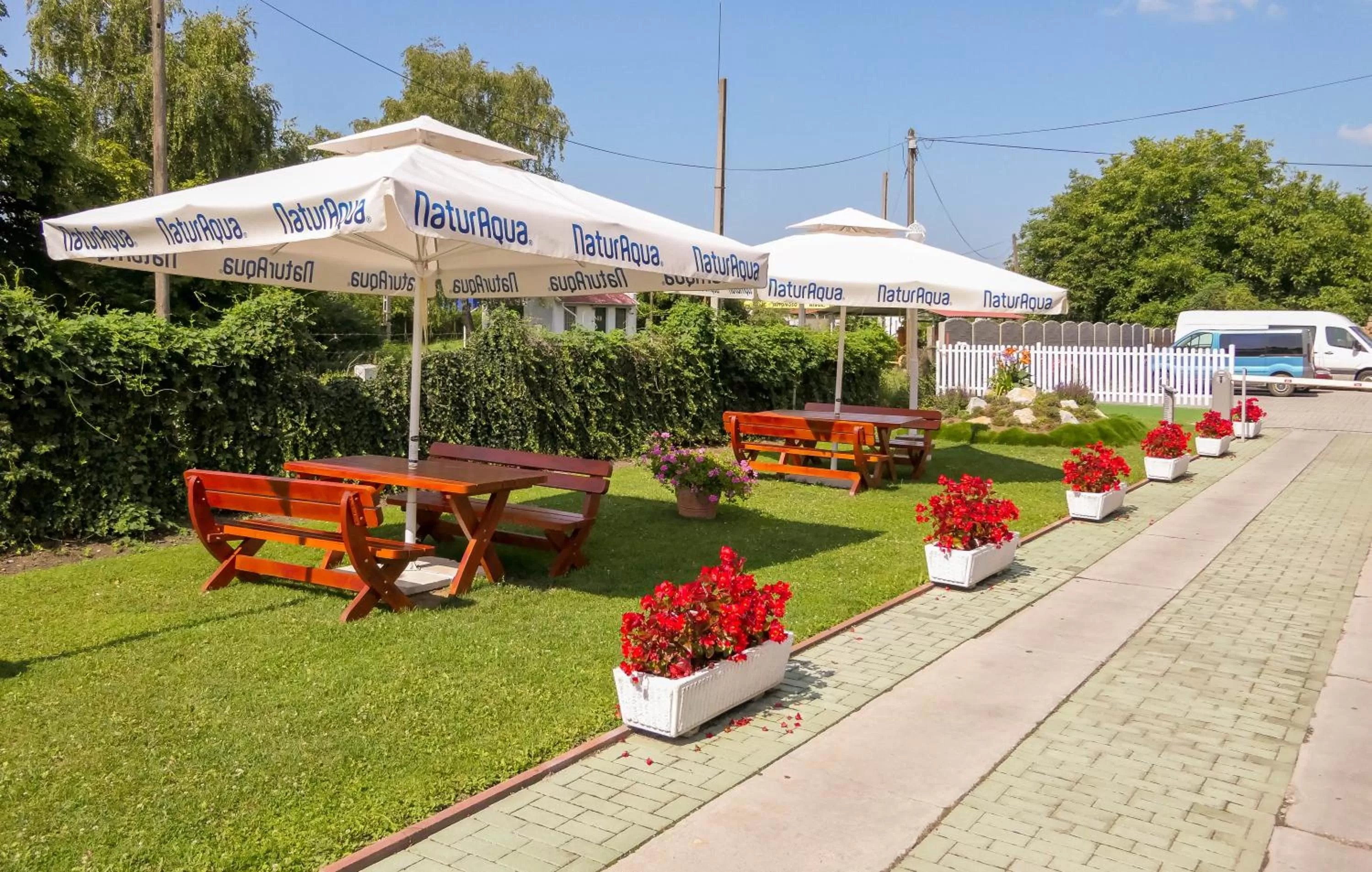 Garden in HBH Bajor Sörház, Étterem és Panzió