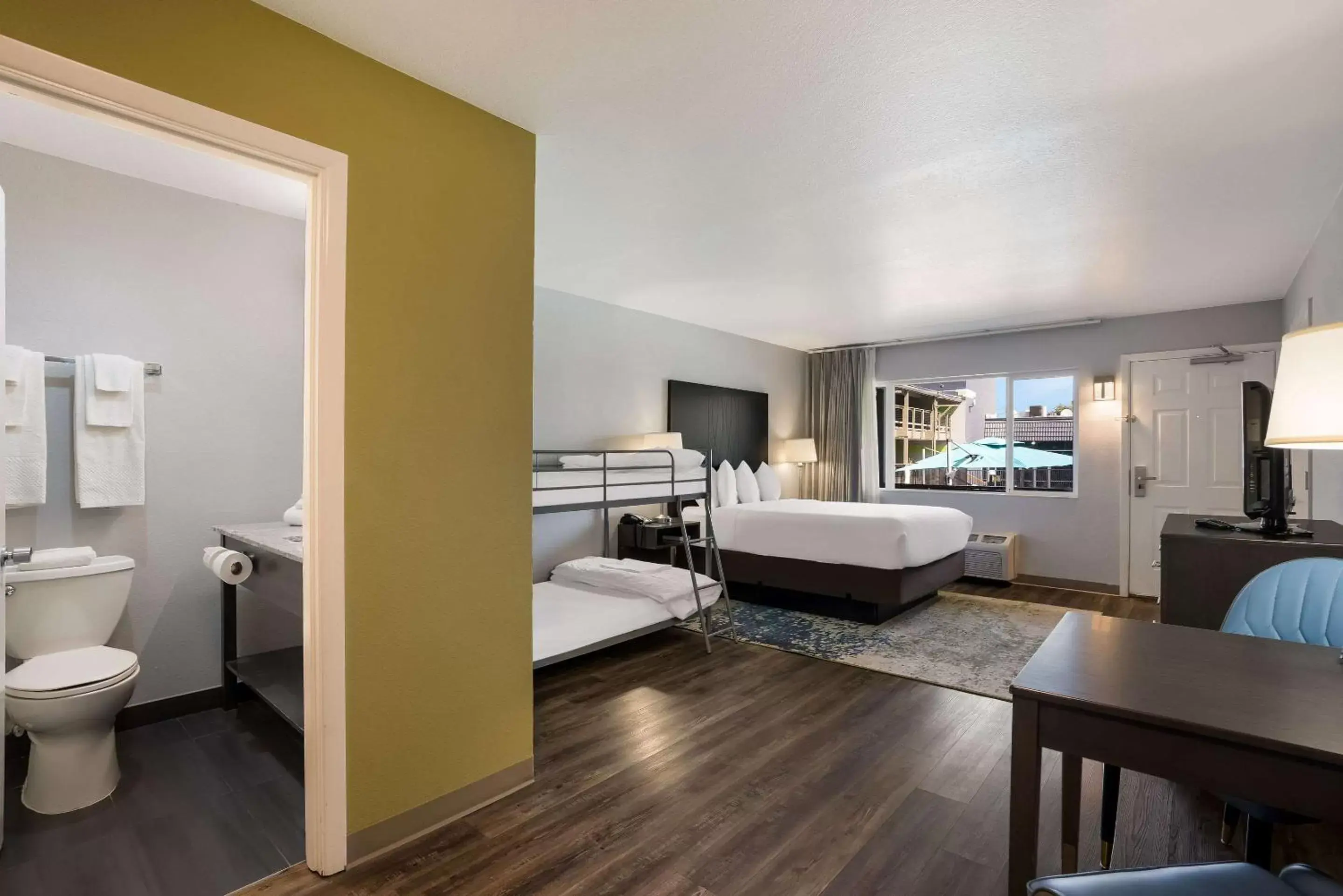 Bedroom, Bathroom in Richland Riverfront Hotel, Ascend Hotel Collection