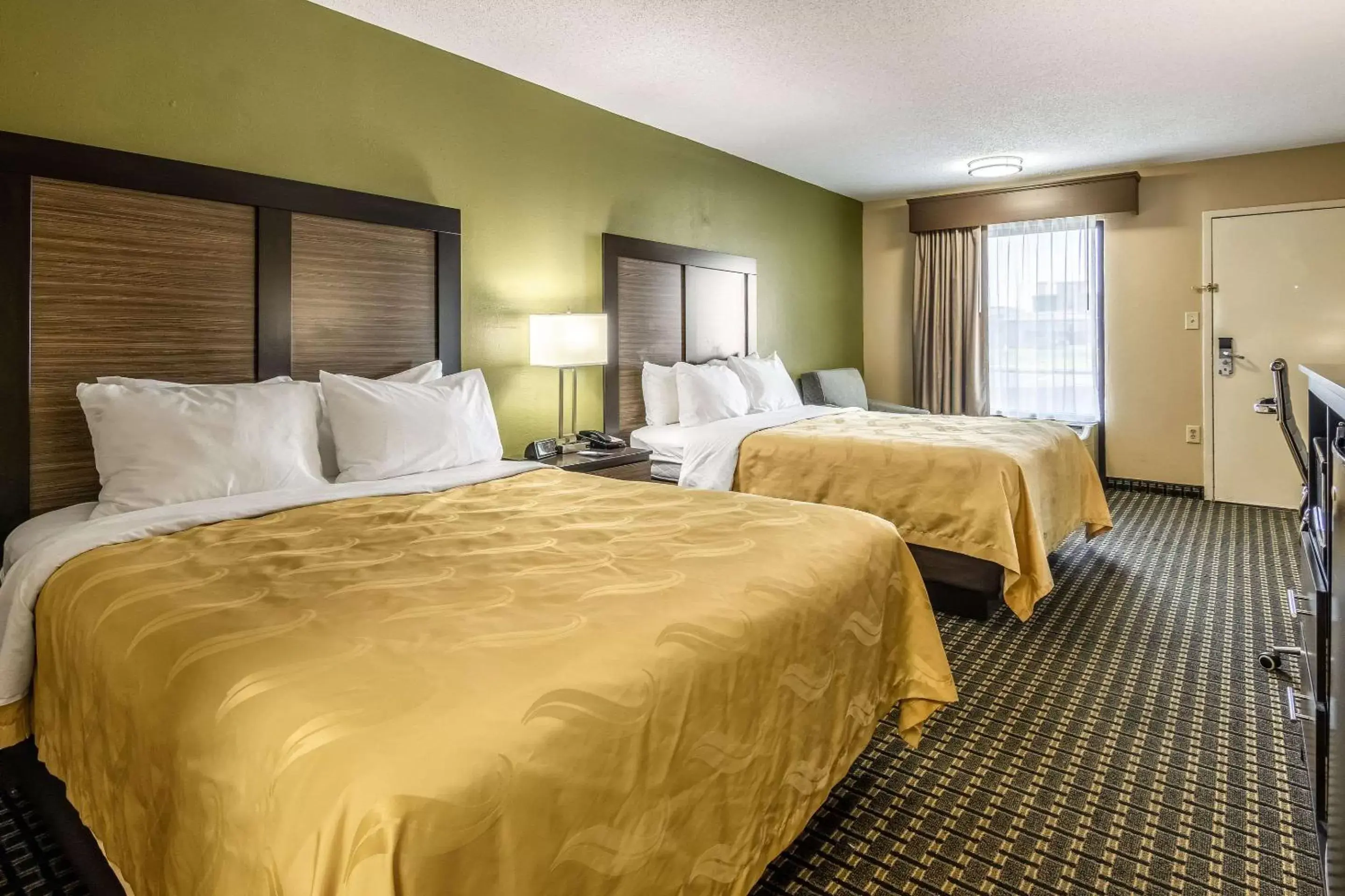 Photo of the whole room, Bed in Quality Inn National Fairgrounds Area