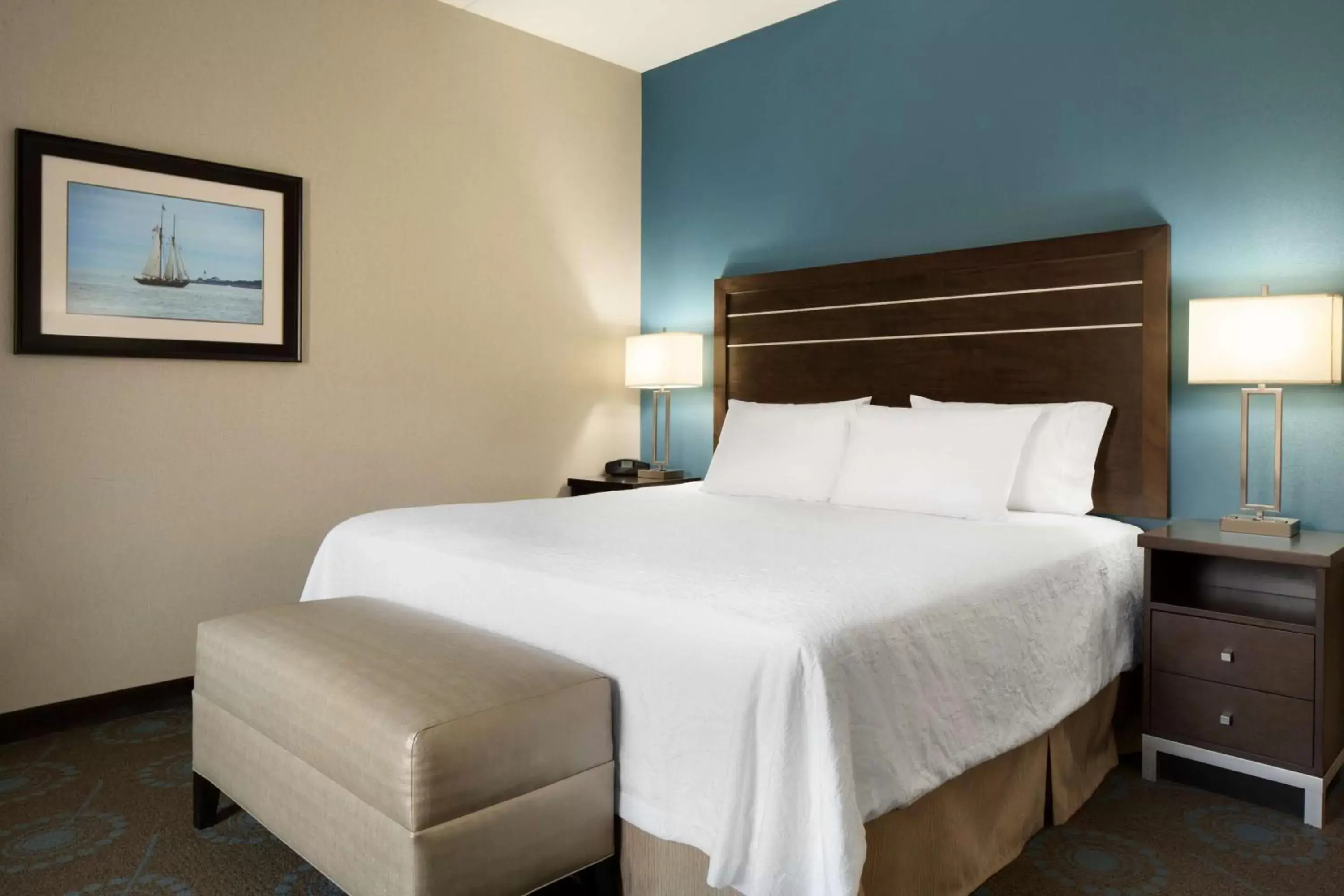 Bed in Hampton Inn & Suites Aberdeen/APG South