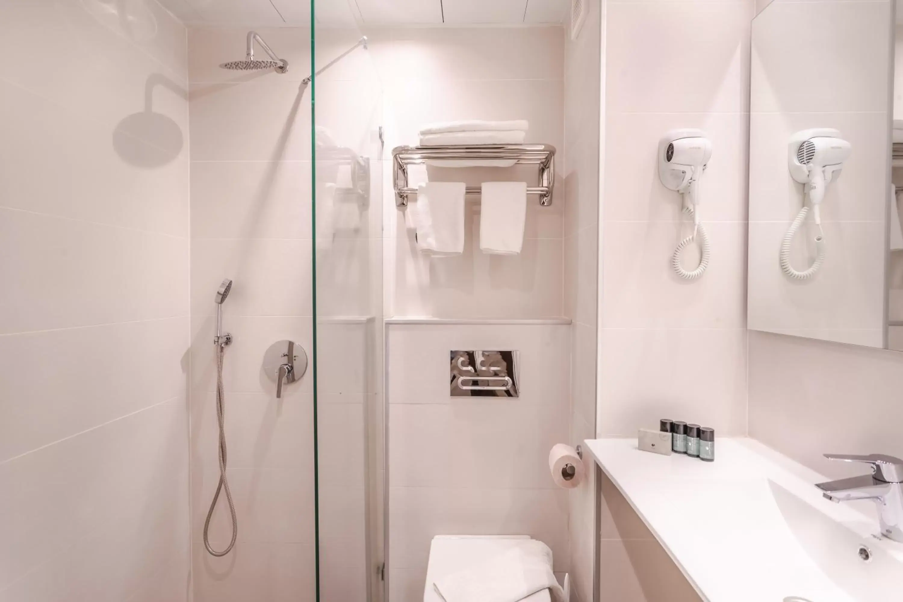 Shower, Bathroom in Jerusalem Gate Hotel