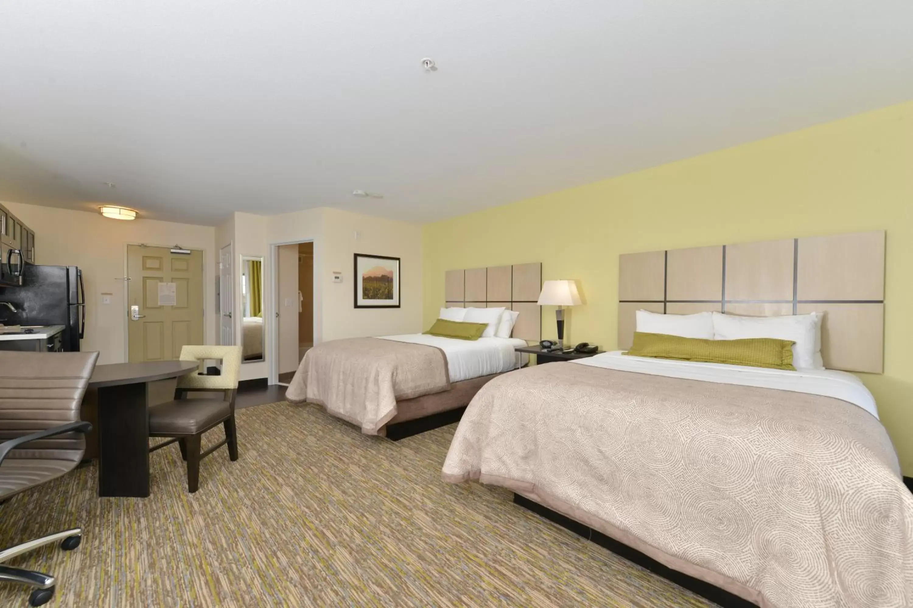 Photo of the whole room, Bed in Candlewood Suites Eugene Springfield, an IHG Hotel