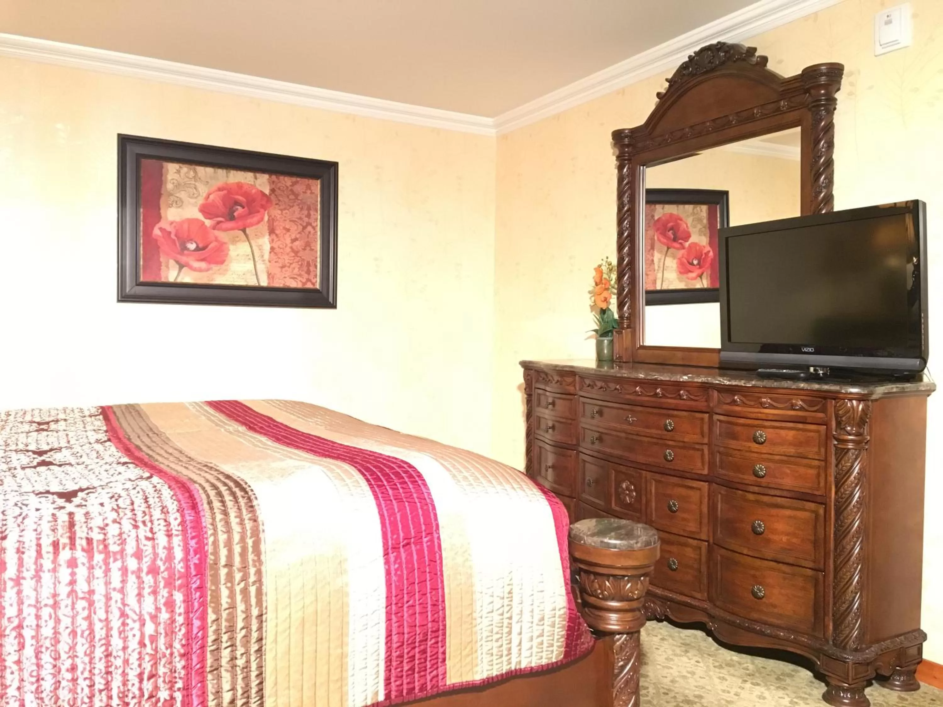 TV/Entertainment Center in Acorn Motor Inn