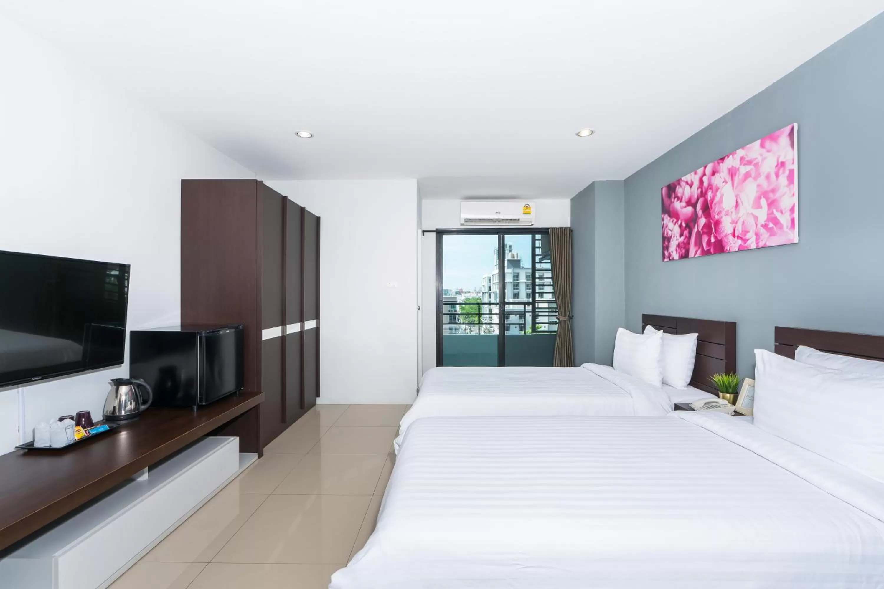 Photo of the whole room, Bed in De Botan Srinakarin Hotel & Residence