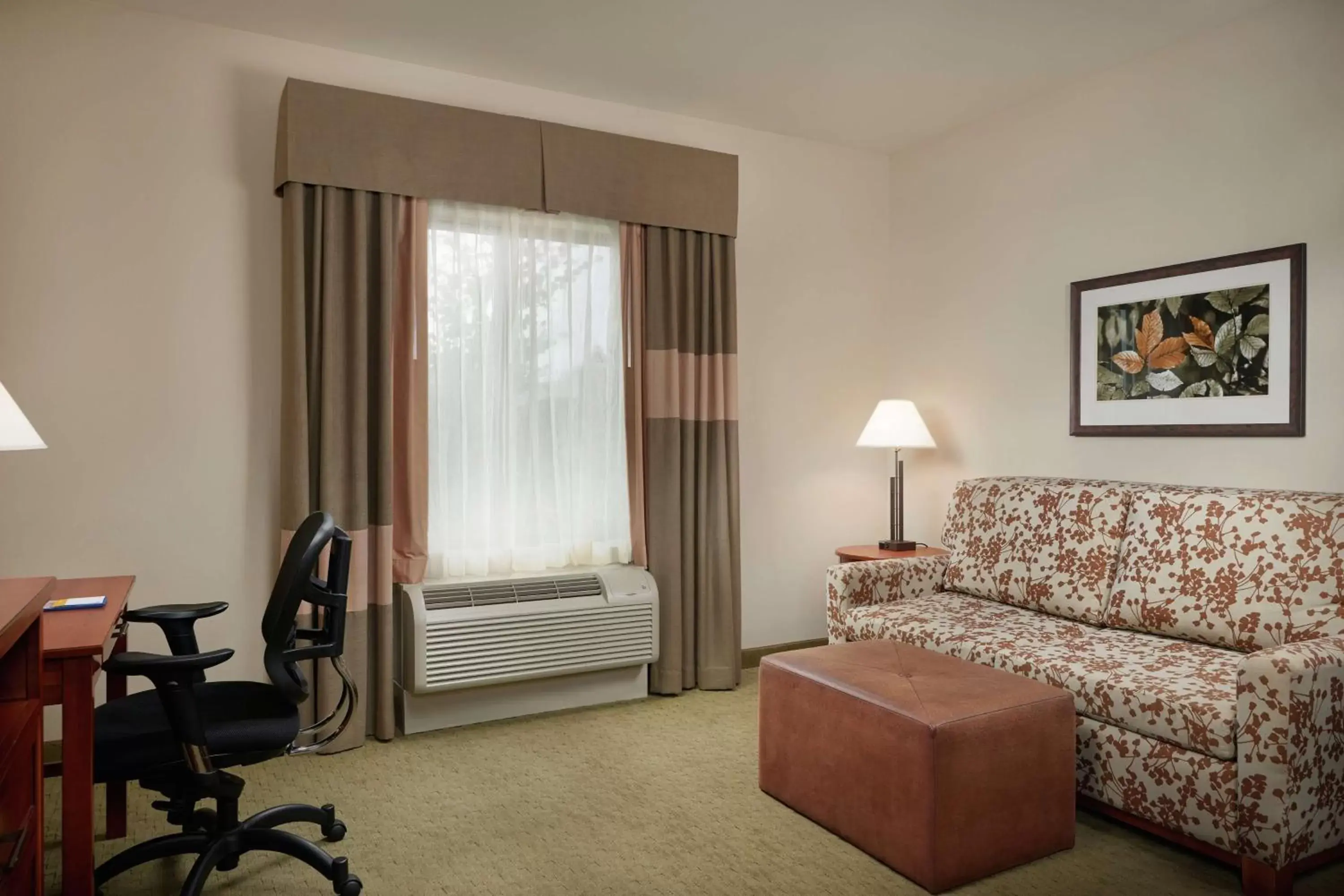 Bedroom, Seating Area in Hampton Inn and Suites Salem