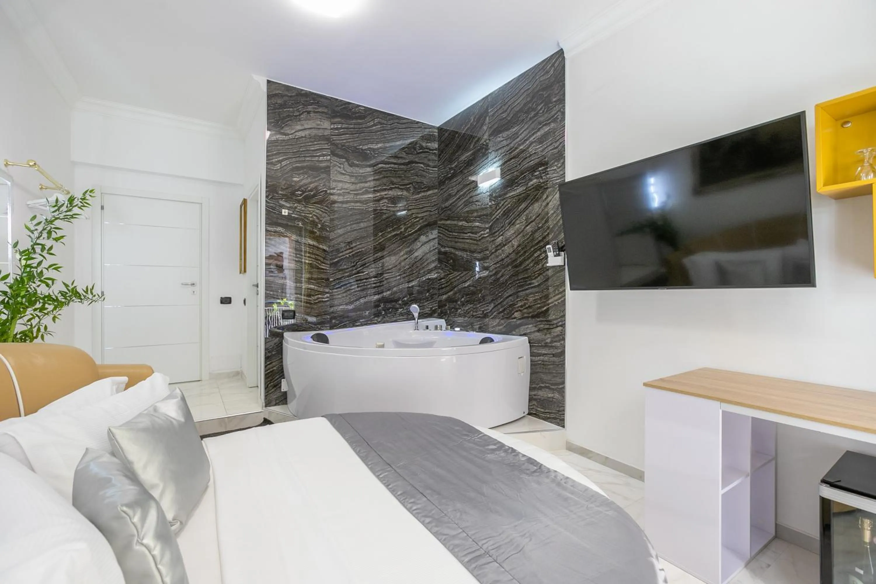 Hot Tub, Bed in Gregorio VII Luxury Suites San Damaso