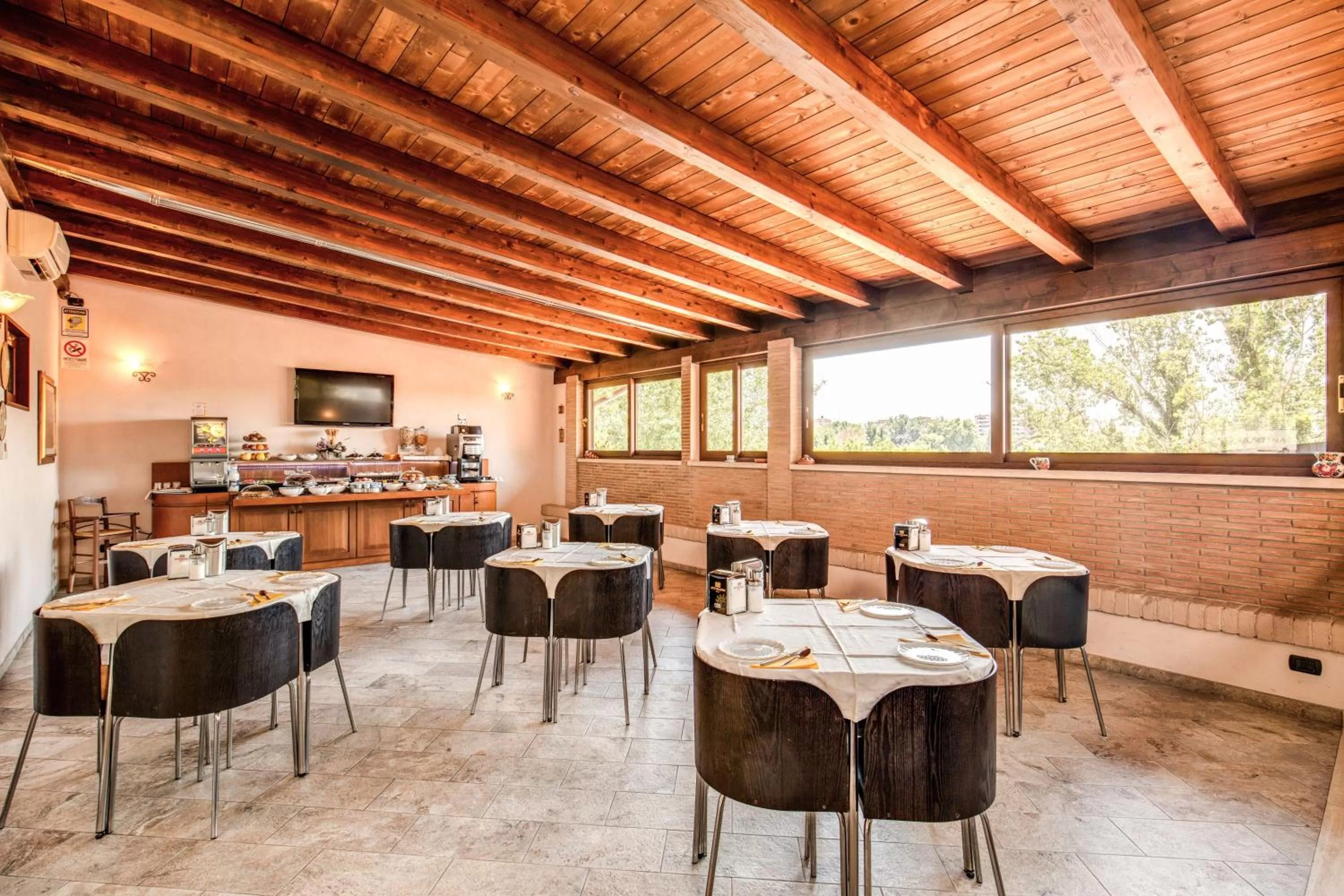 Restaurant/places to eat in Hotel Roma Tiburtina Metro