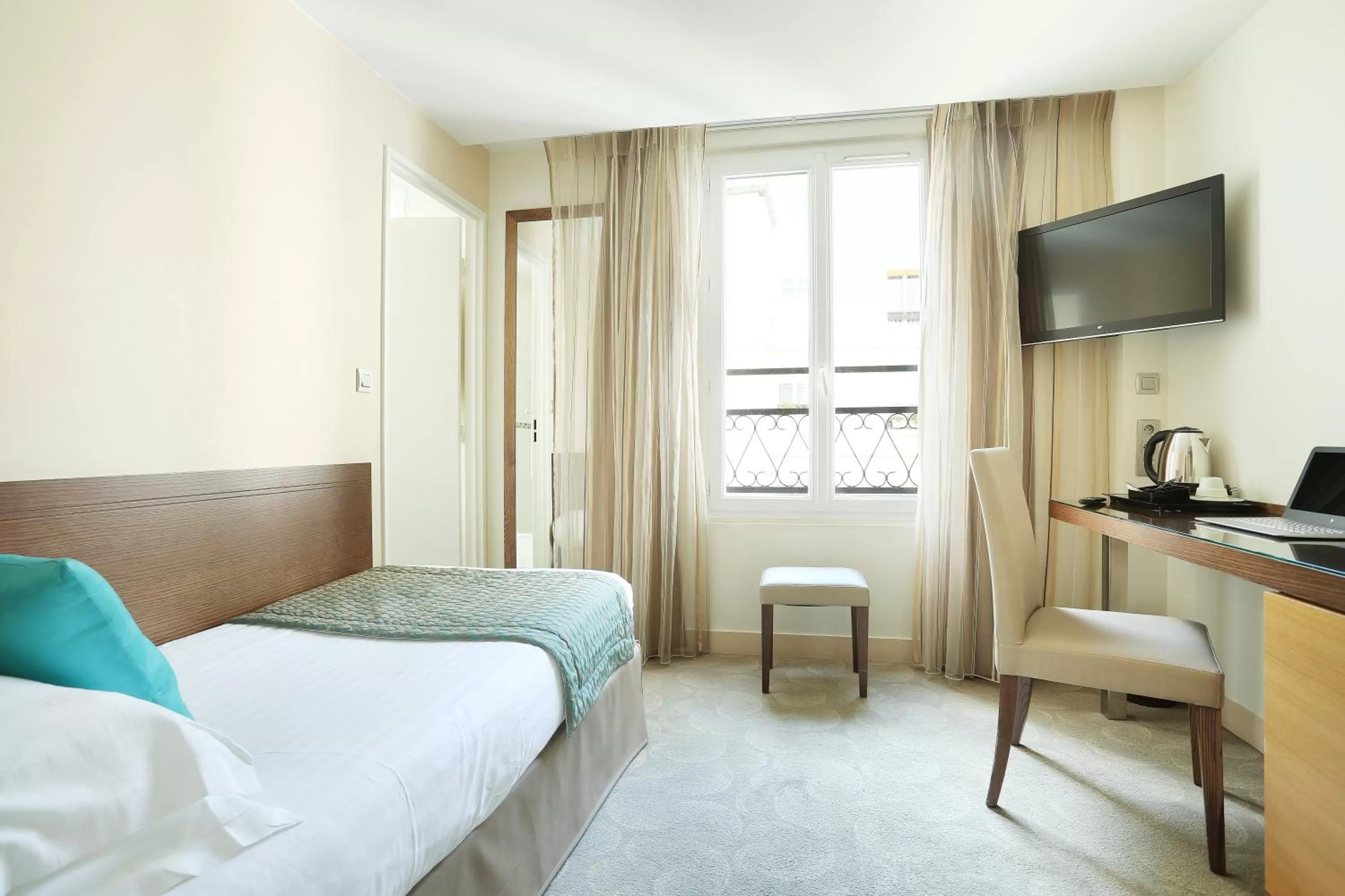 Photo of the whole room, Bed in Le Grand Hôtel de Normandie