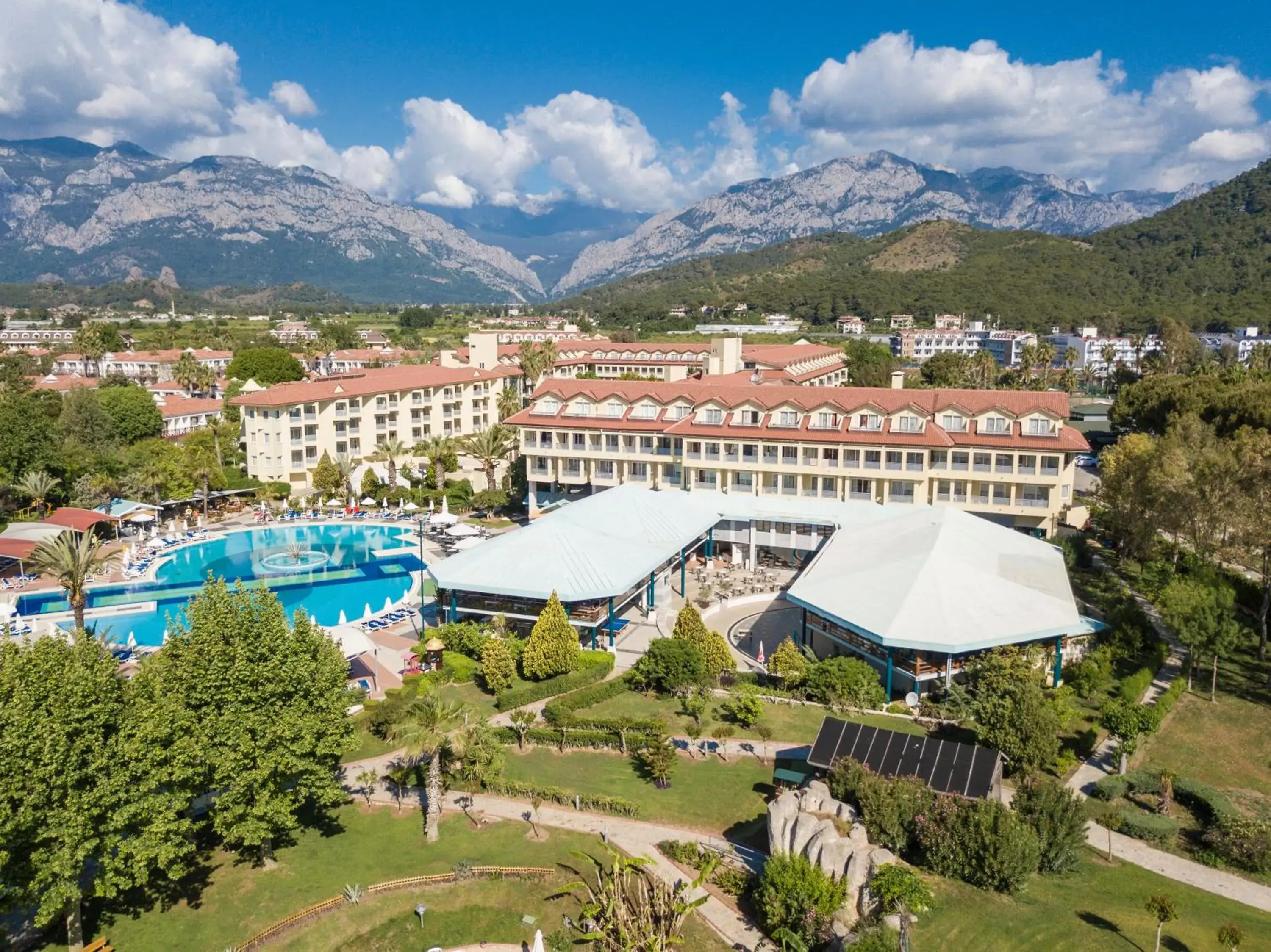 Property building, Bird's-eye View in Queen's Park Le Jardin