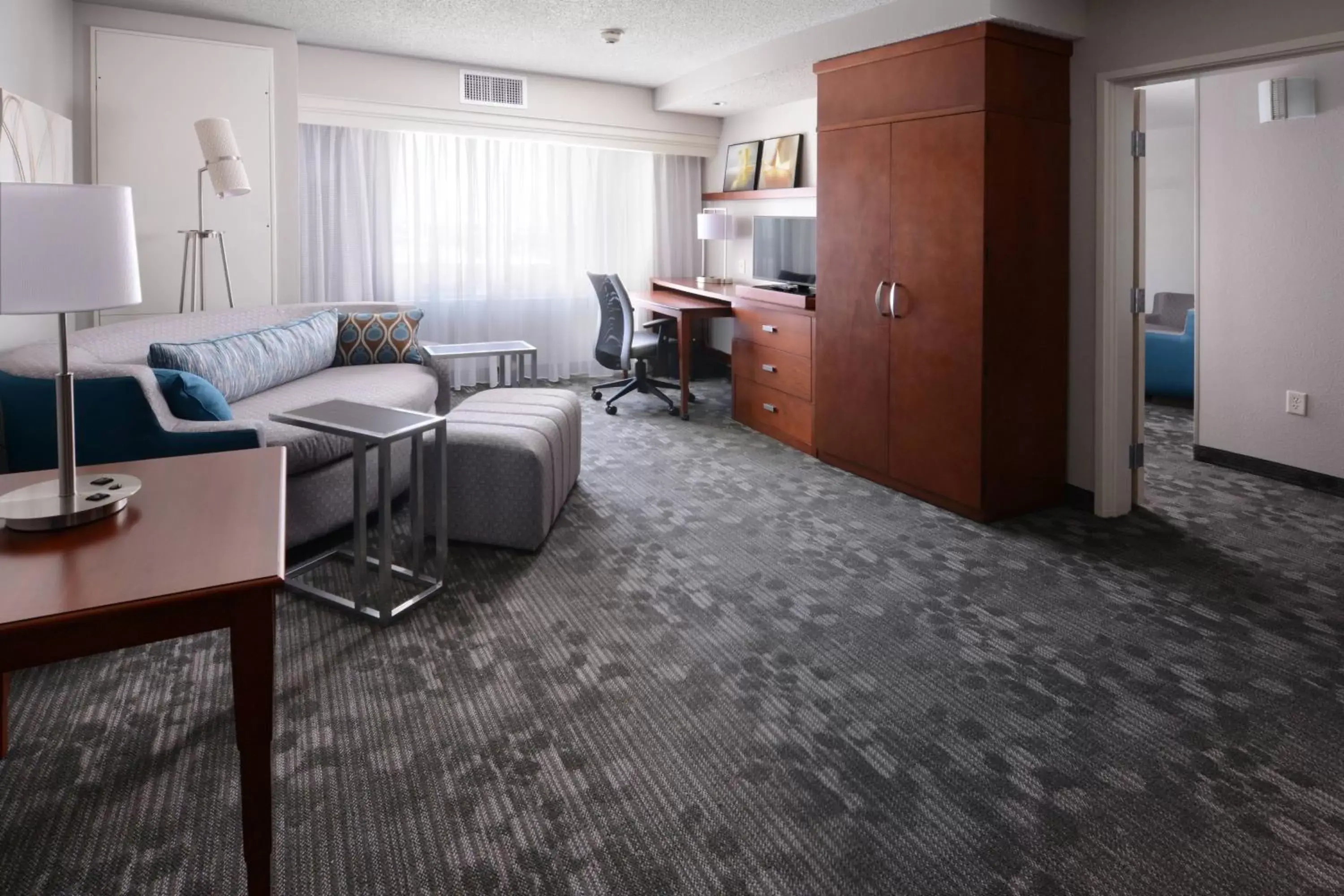 Photo of the whole room, Seating Area in Courtyard Marriott Houston Pearland