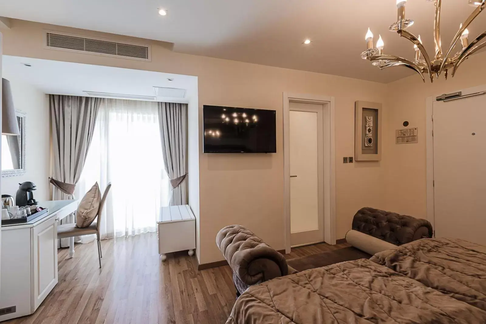 Seating area, TV/Entertainment Center in Osborne Hotel