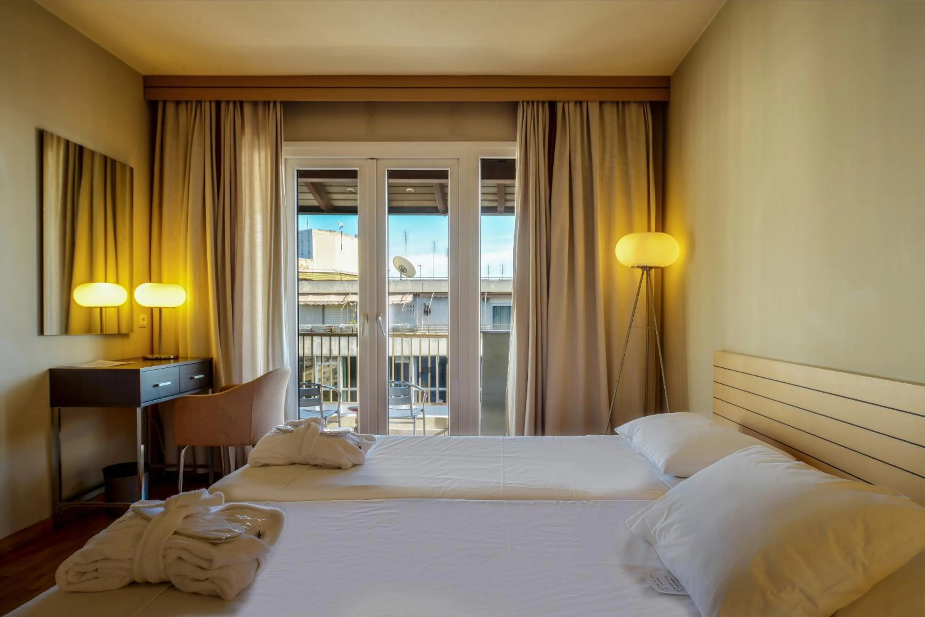 Balcony/Terrace, Bed in Astoria Hotel Thessaloniki