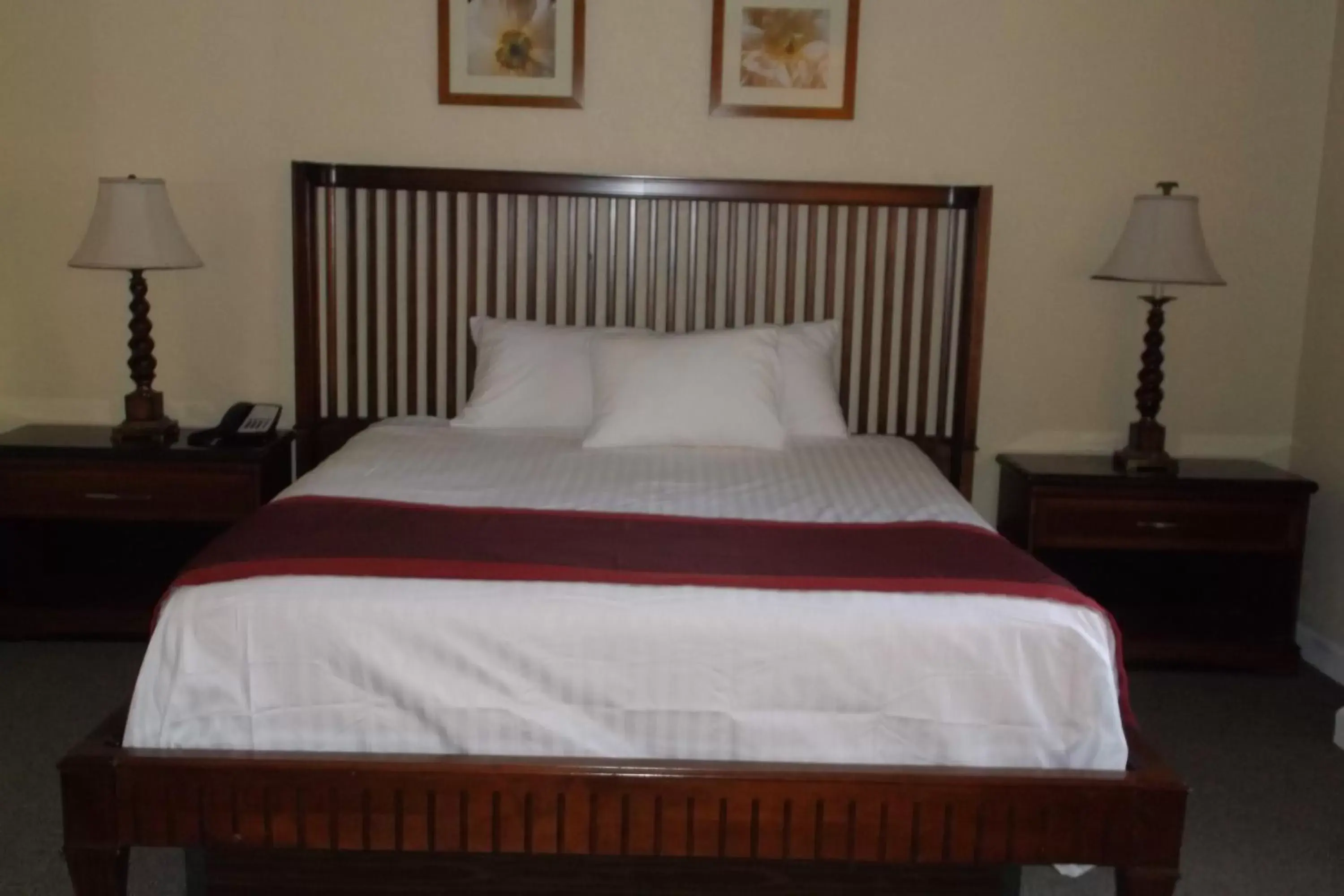 Bedroom, Bed in Days Inn & Suites by Wyndham Lake Okeechobee