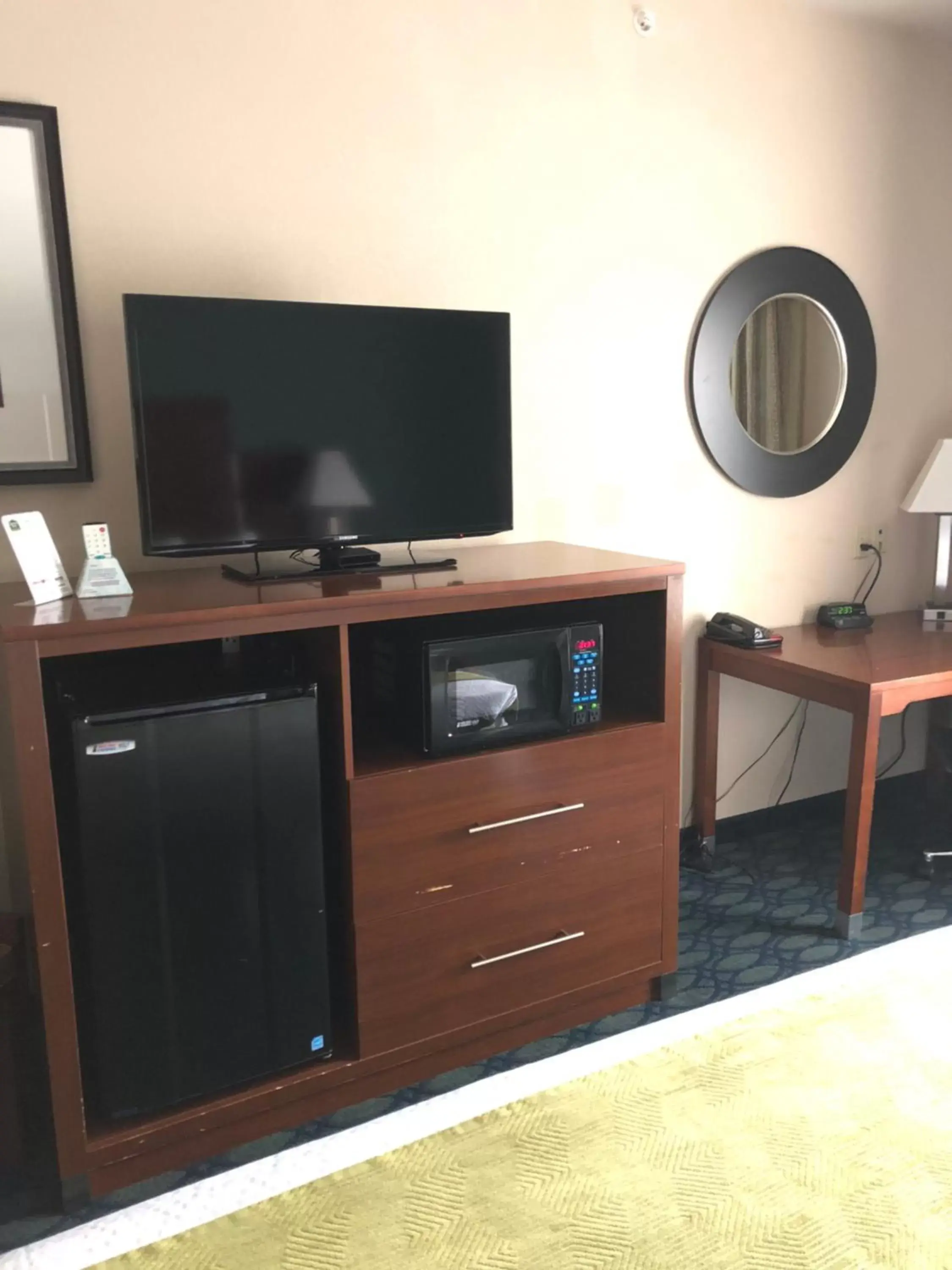 TV/Entertainment Center in Countryview Inn & Suites
