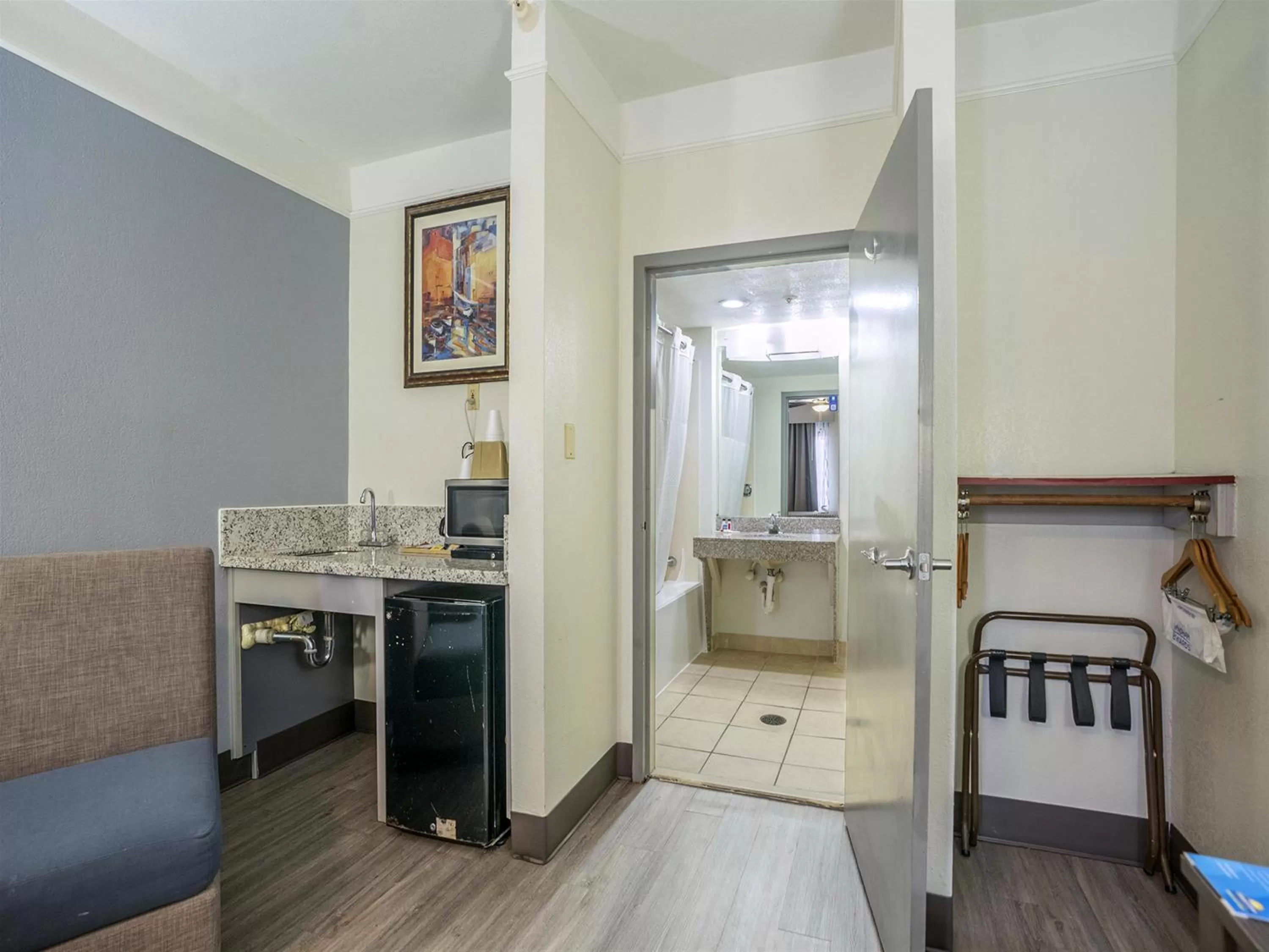 Days Inn & Suites by Wyndham Webster NASA-ClearLake-Houston