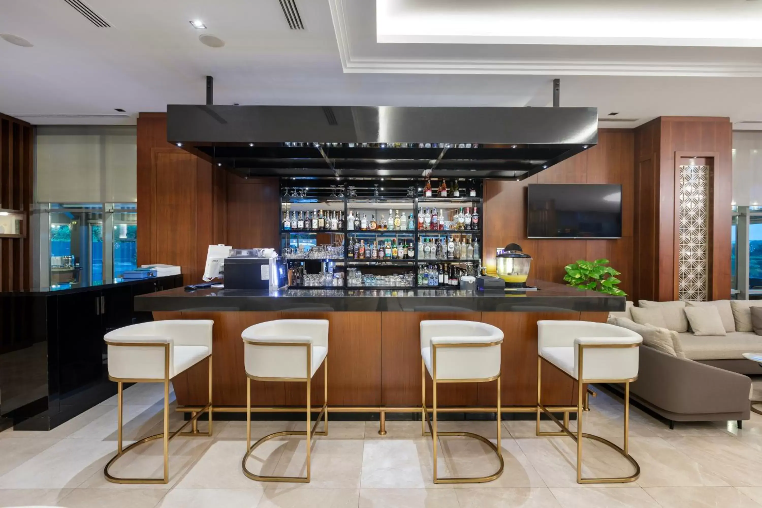Restaurant/places to eat, Lounge/Bar in Miracle Istanbul Asia Airport Hotel & Spa