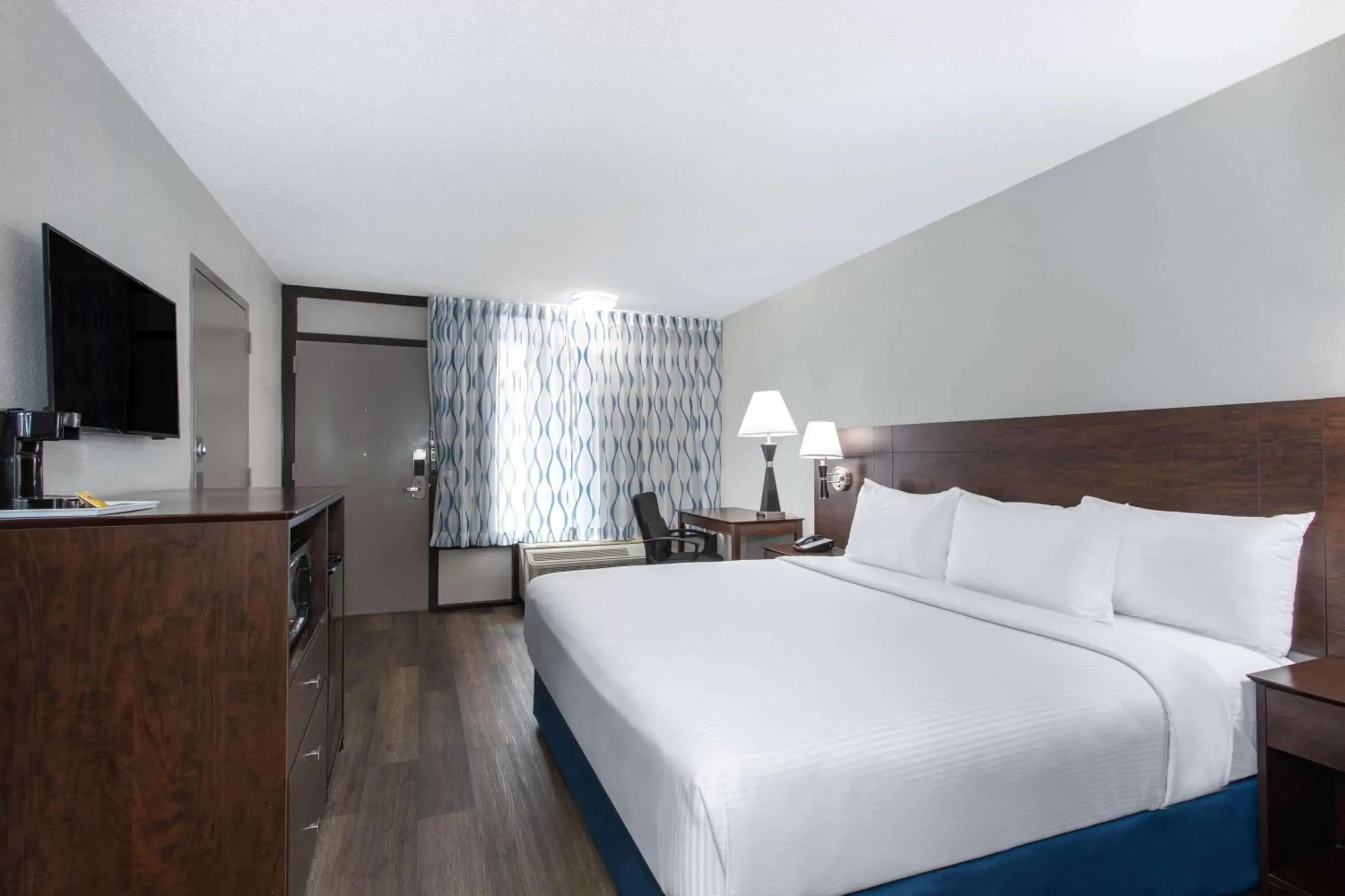 Photo of the whole room, Bed in Days Inn by Wyndham Orlando Conv. Center/International Dr