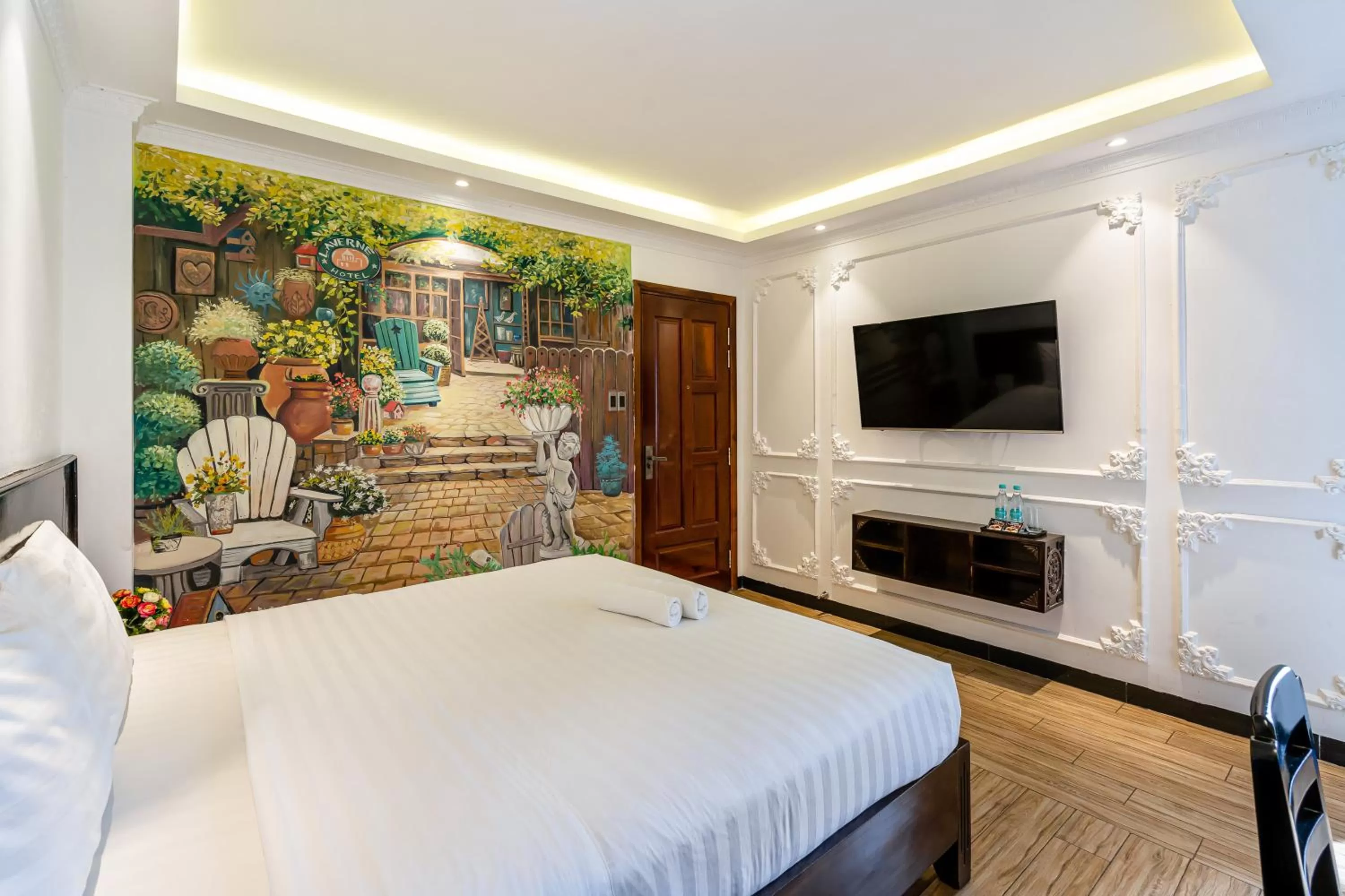 Communal lounge/ TV room, Bed in Lotus Laverne Hotel