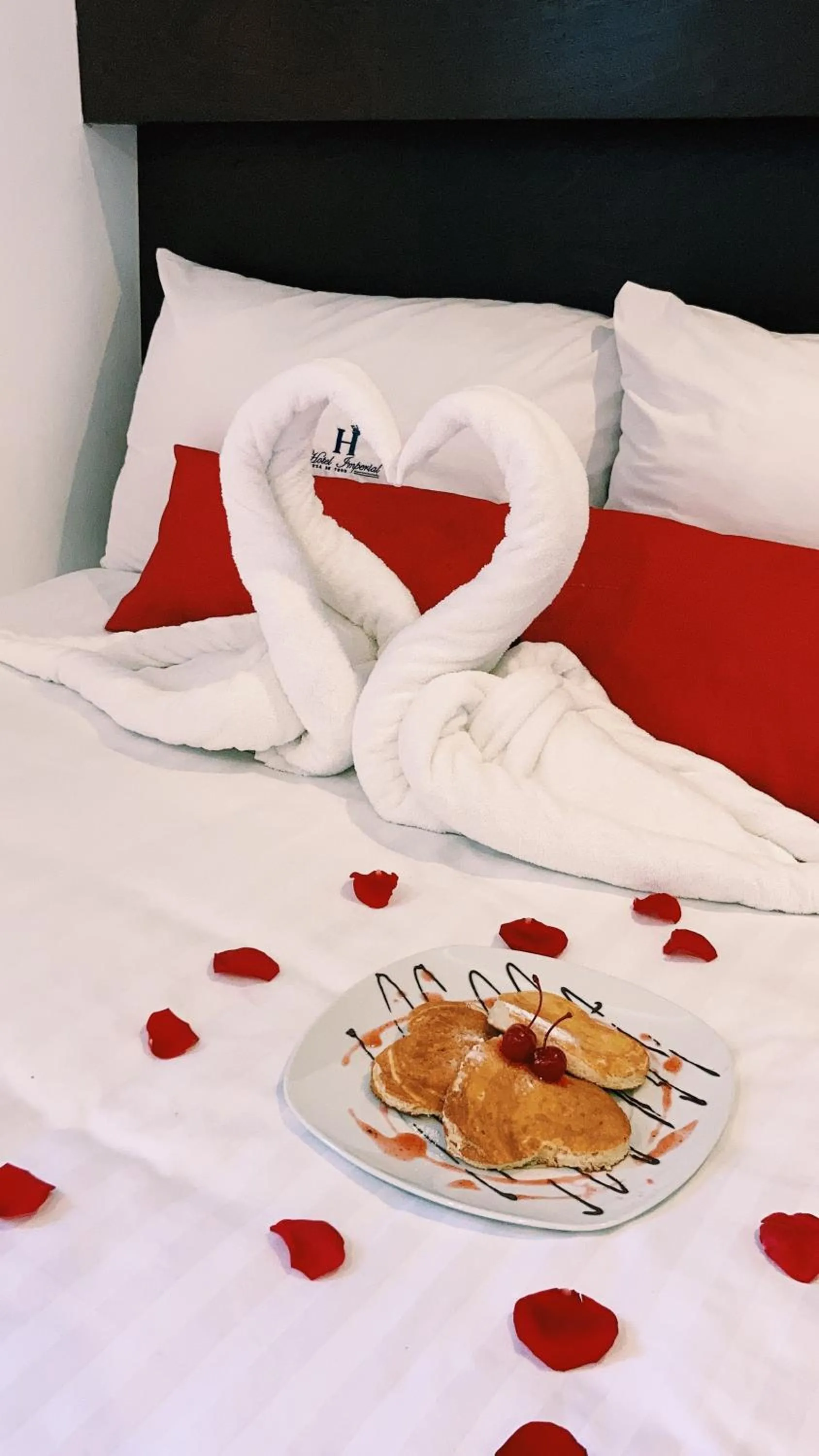 Breakfast, Bed in Hotel Imperial