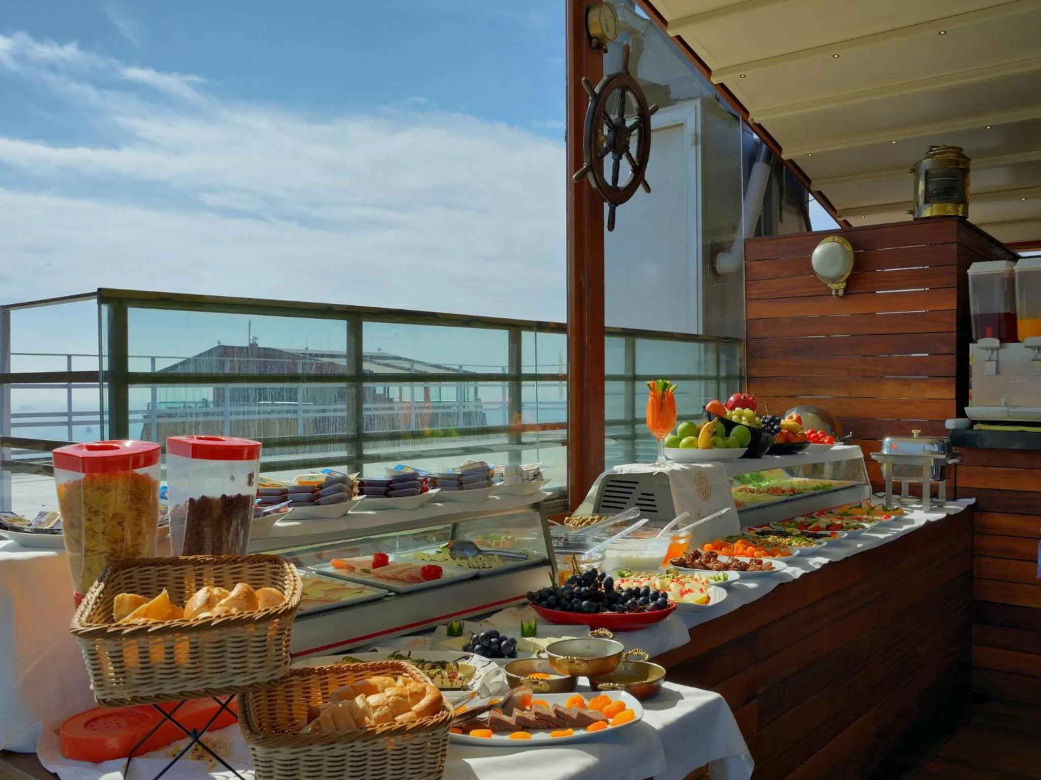 Restaurant/places to eat in Burckin Hotel