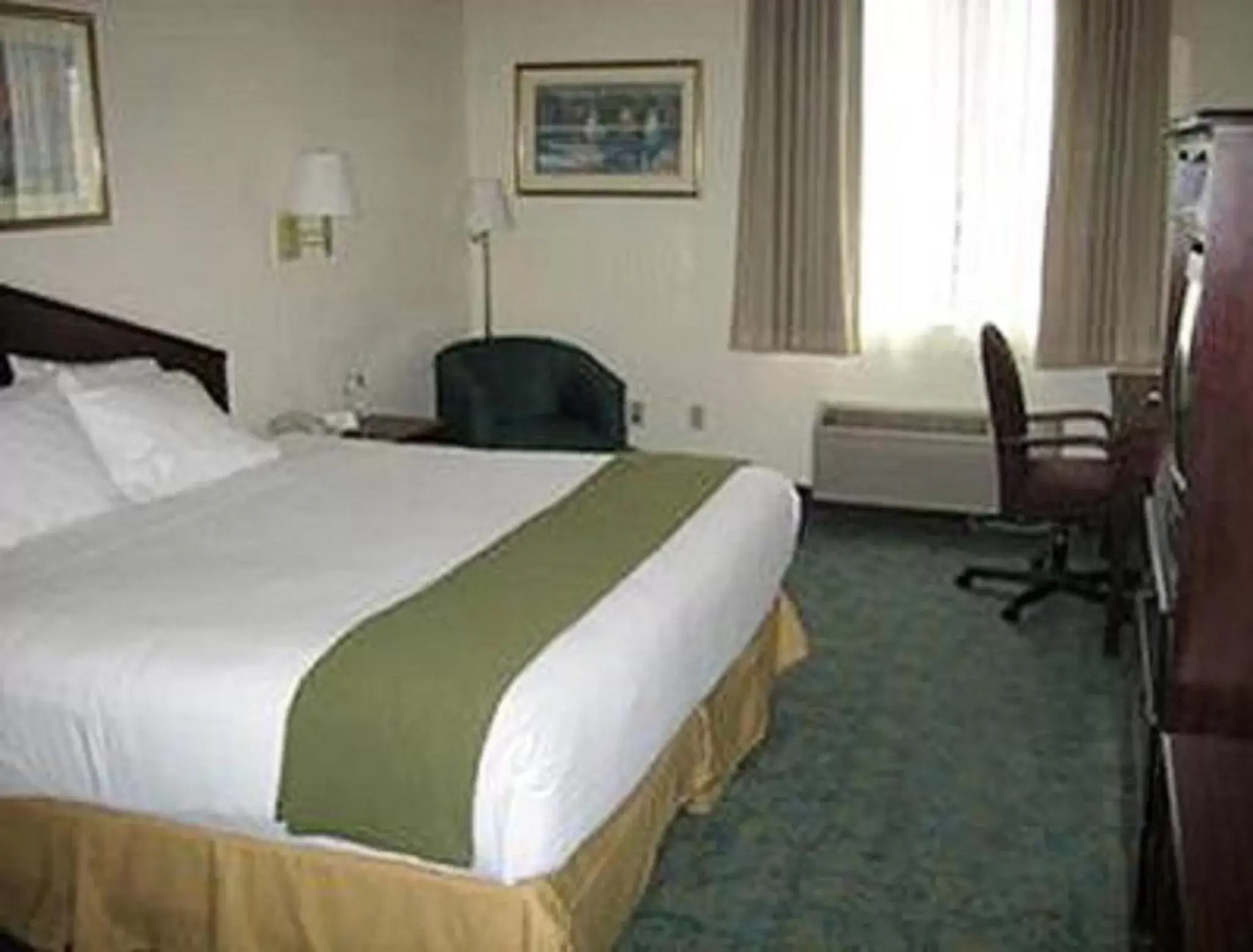 King Room - Smoking in Ramada by Wyndham Williams King Room - Smoking in Ramada by Wyndham Williams