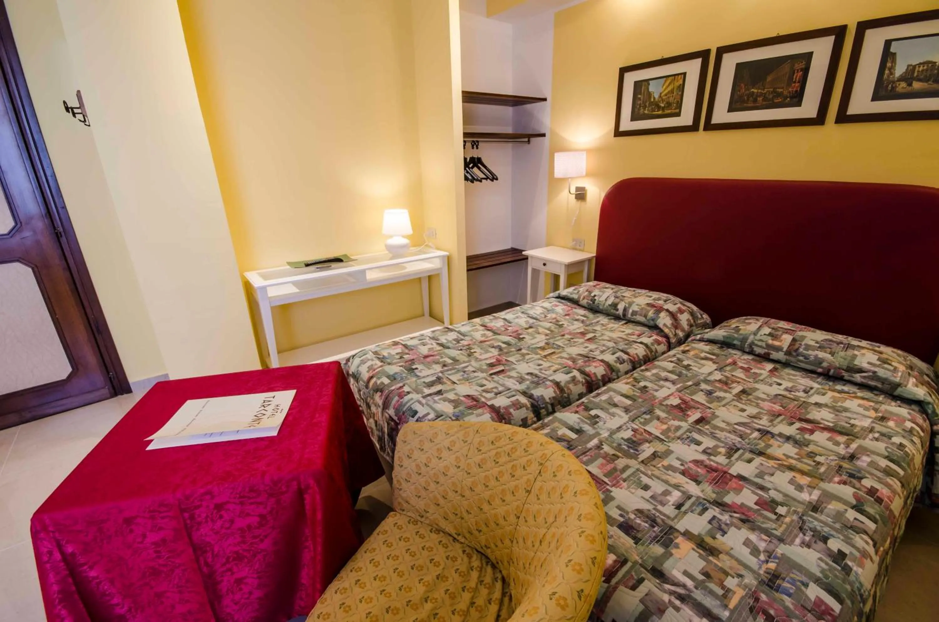 Photo of the whole room, Bed in Hotel Tarconte