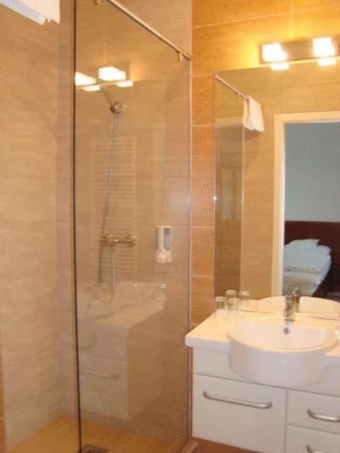 Bathroom in Szieszta Panzió