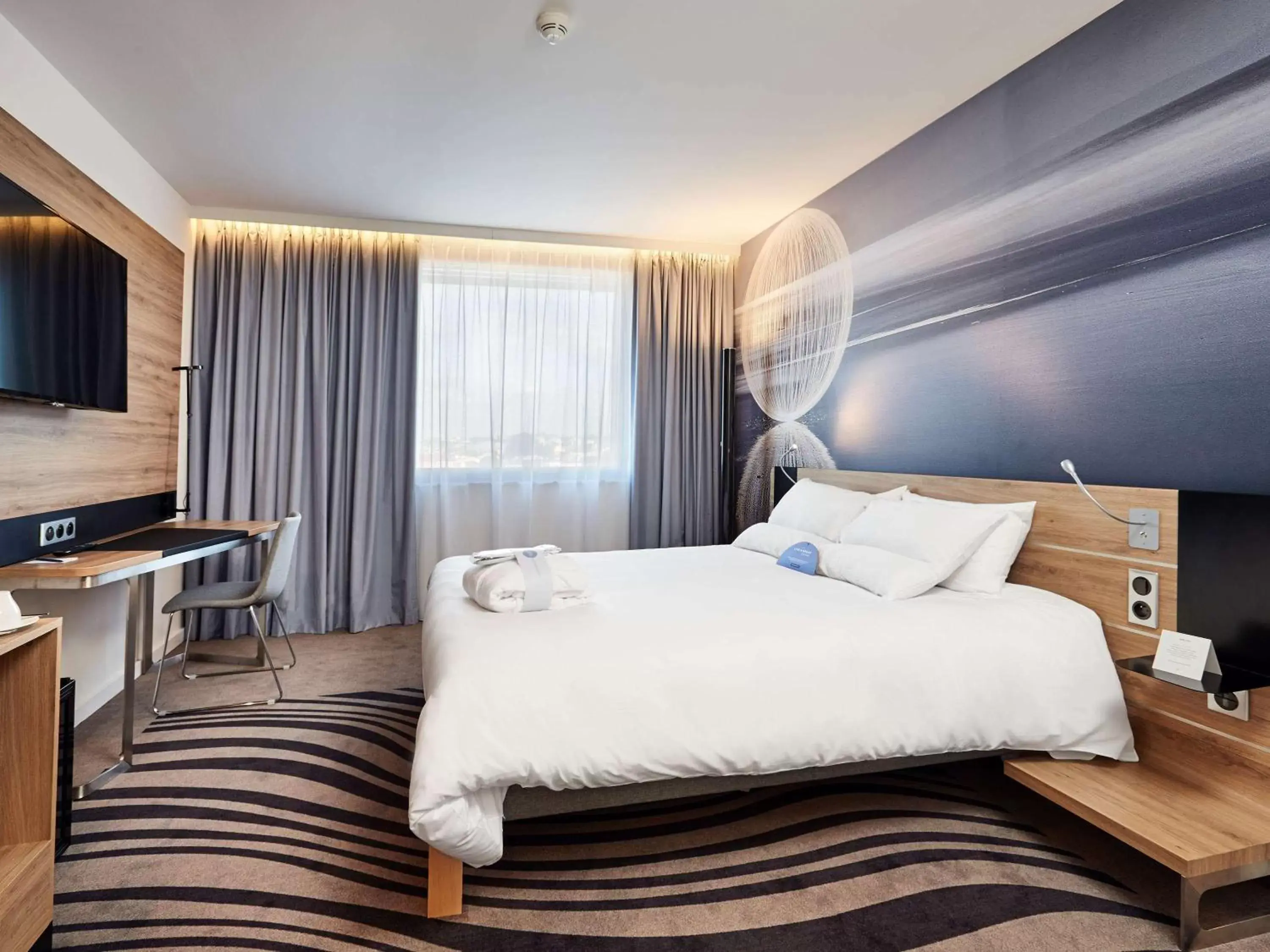 Photo of the whole room, Bed in Novotel Kraków Centrum